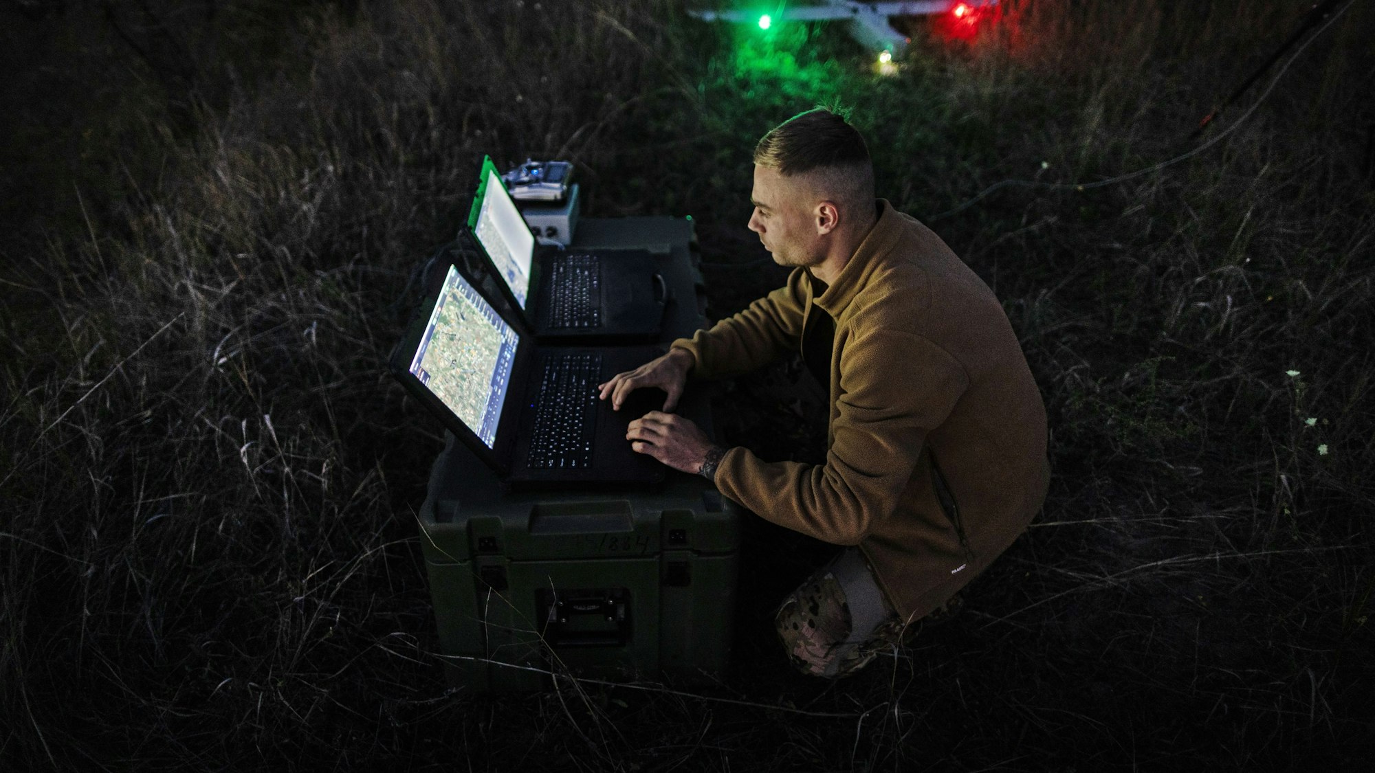 Auch die Ukraine setzt Drohnen gegen Russland ein. Auf diesem Symbolbild kontrolliert ein ukrainischer Soldat eine Leleka-Drohne vor einer Übung.