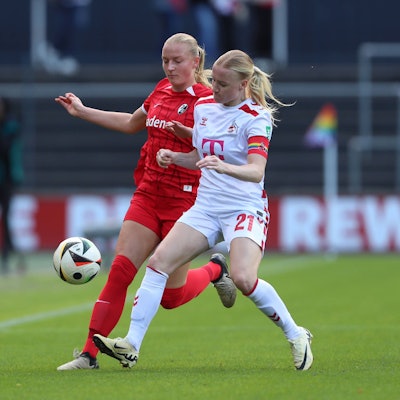 Anna Gerhardt 1. FC Koeln und Tessa Blumenberg SC Freiburg im Zweikampf waehrend des Spiels der 1. Frauen Bundesliga zwischen 1.FC Köln und SC Freiburg, Franz-Kremer-Stadion am 28. September 2024 in Köln, Deutschland. Foto von Oliver Kaelke/DeFodi Images  Anna Gerhardt 1. FC Koeln und Tessa Blumenberg SC Freiburg battle for the ball during the Woman Bundesliga match between 1.FC Köln and SC Freiburg at Franz-Kremer-Stadion on September 28, 2024 in Köln, Germany. Photo by Oliver Kaelke/DeFodi Images DFL regulations prohibit any use of photographs as image sequences and/or quasi-video. Defodi-003_678_2024_09_28_OK_KOESCF_1361_1 *** Anna Gerhardt 1 FC Koeln and Tessa Blumenberg SC Freiburg battle for the ball during the Woman Bundesliga match between 1 FC Koeln and SC Freiburg at Franz Kremer Stadion on September 28, 2024 in Cologne, Germany, Germany Photo by Oliver Kaelke DeFodi Images Anna Gerhardt 1 FC Koeln and Tessa Blumenberg SC Freiburg battle for the ball during the Woman Bundesliga match between 1 FC Köln and SC Freiburg at Franz Kremer Stadion on September 28, 2024 in Köln, Germany Photo by Oliver Kaelke DeFodi Images DFL regulations prohibit any use of photographs as image sequences and or quasi video Defodi 003 678 2024 09 28 OK KOESCF 1361 1 Defodi-003 DFL regulations prohibit any use of photographs as image sequences and/or quasi-video.