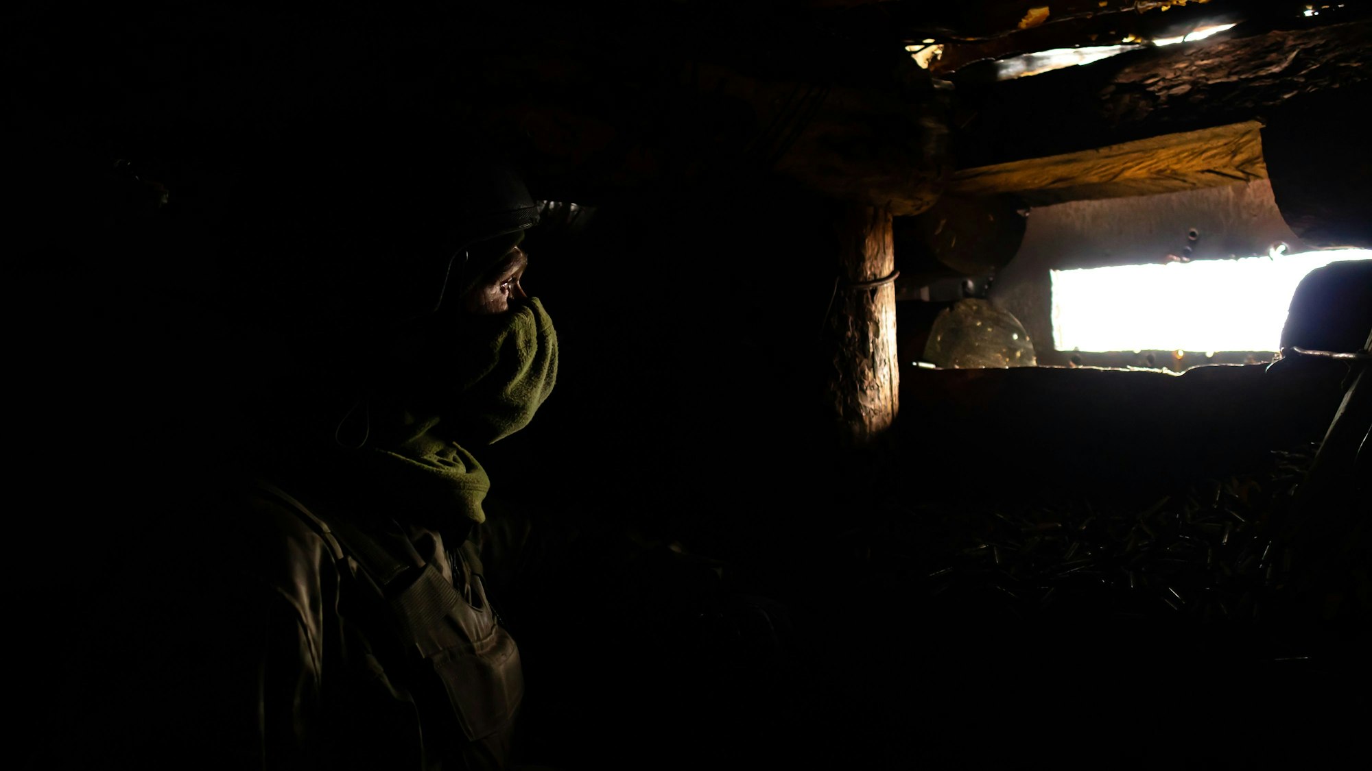 Ein ukrainischer Soldat steht an der Front in einem Schützengraben (Archivbild)