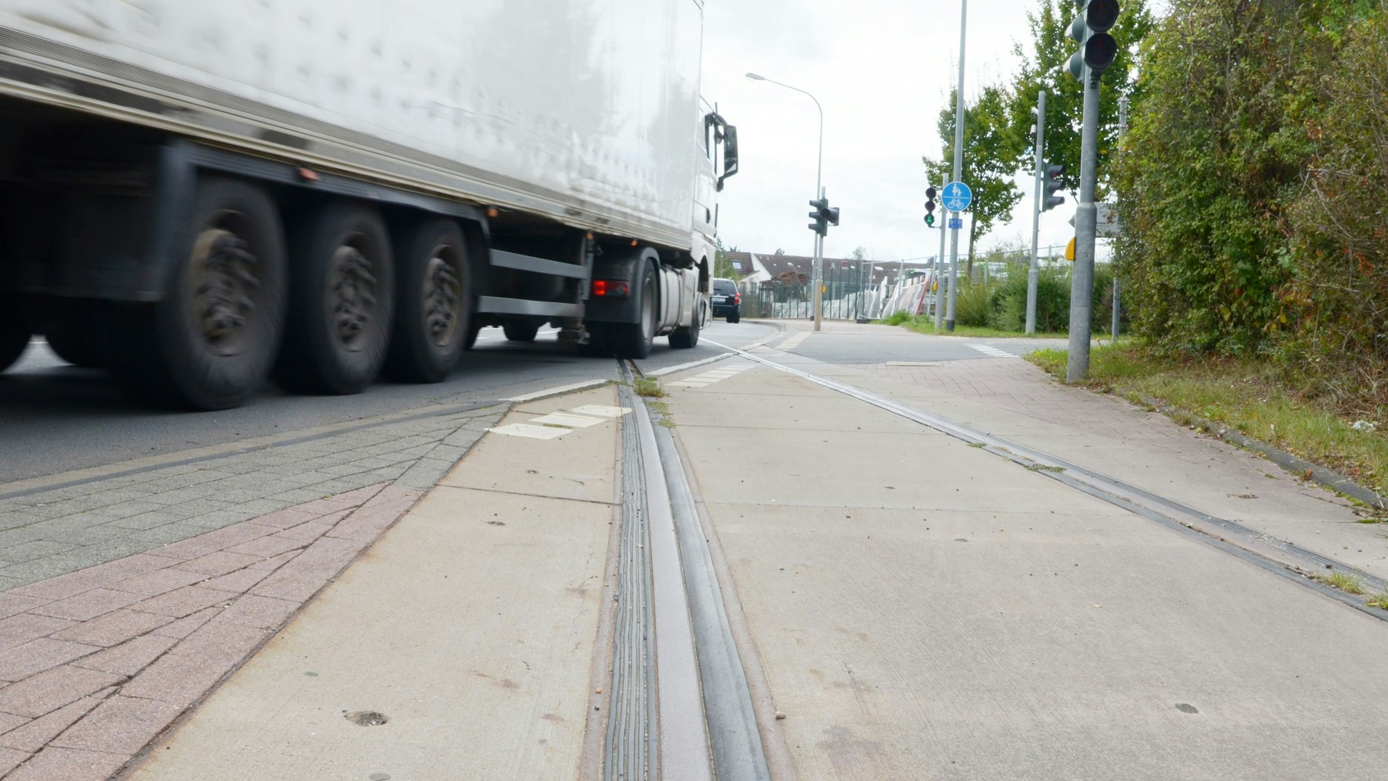 Ein Lastwagen, der den Pützbergring befährt, kreuzt die Gleisanlage.