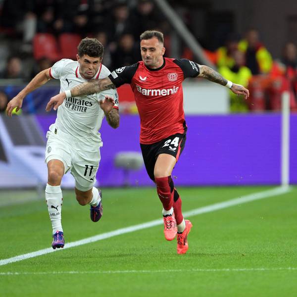 01.10.2024, Nordrhein-Westfalen, Leverkusen: Fußball: Champions League, Bayer Leverkusen - AC Mailand, Vorrunde, 2. Spieltag, BayArena, Mailands Christian Pulisic (l) und Leverkusens Aleix Garcia kämpfen um den Ball. Foto: Federico Gambarini/dpa +++ dpa-Bildfunk +++