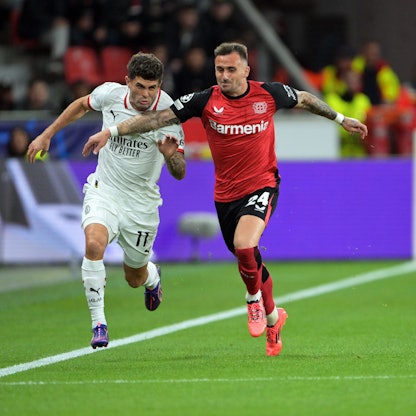 01.10.2024, Nordrhein-Westfalen, Leverkusen: Fußball: Champions League, Bayer Leverkusen - AC Mailand, Vorrunde, 2. Spieltag, BayArena, Mailands Christian Pulisic (l) und Leverkusens Aleix Garcia kämpfen um den Ball. Foto: Federico Gambarini/dpa +++ dpa-Bildfunk +++