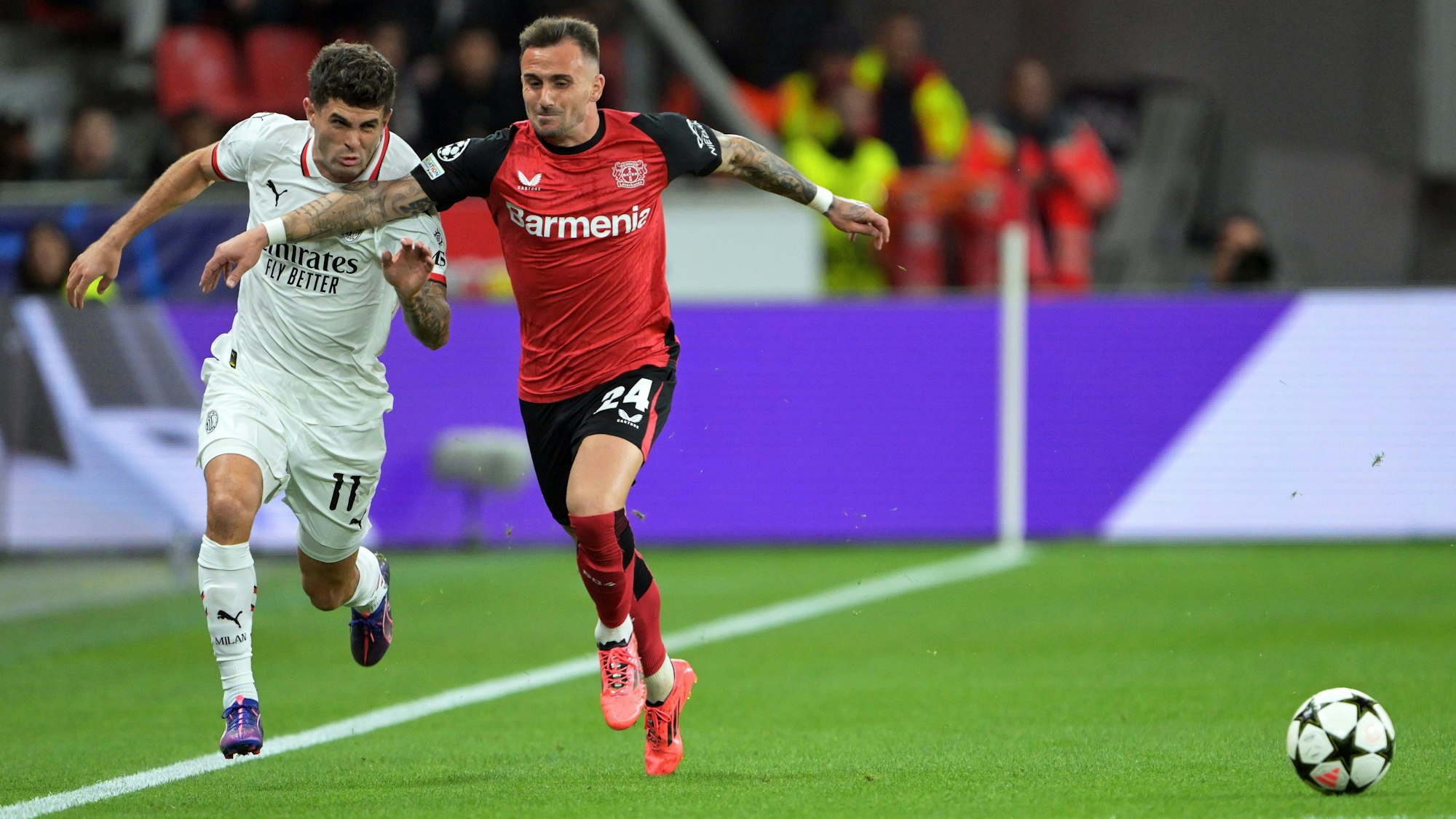 01.10.2024, Nordrhein-Westfalen, Leverkusen: Fußball: Champions League, Bayer Leverkusen - AC Mailand, Vorrunde, 2. Spieltag, BayArena, Mailands Christian Pulisic (l) und Leverkusens Aleix Garcia kämpfen um den Ball. Foto: Federico Gambarini/dpa +++ dpa-Bildfunk +++