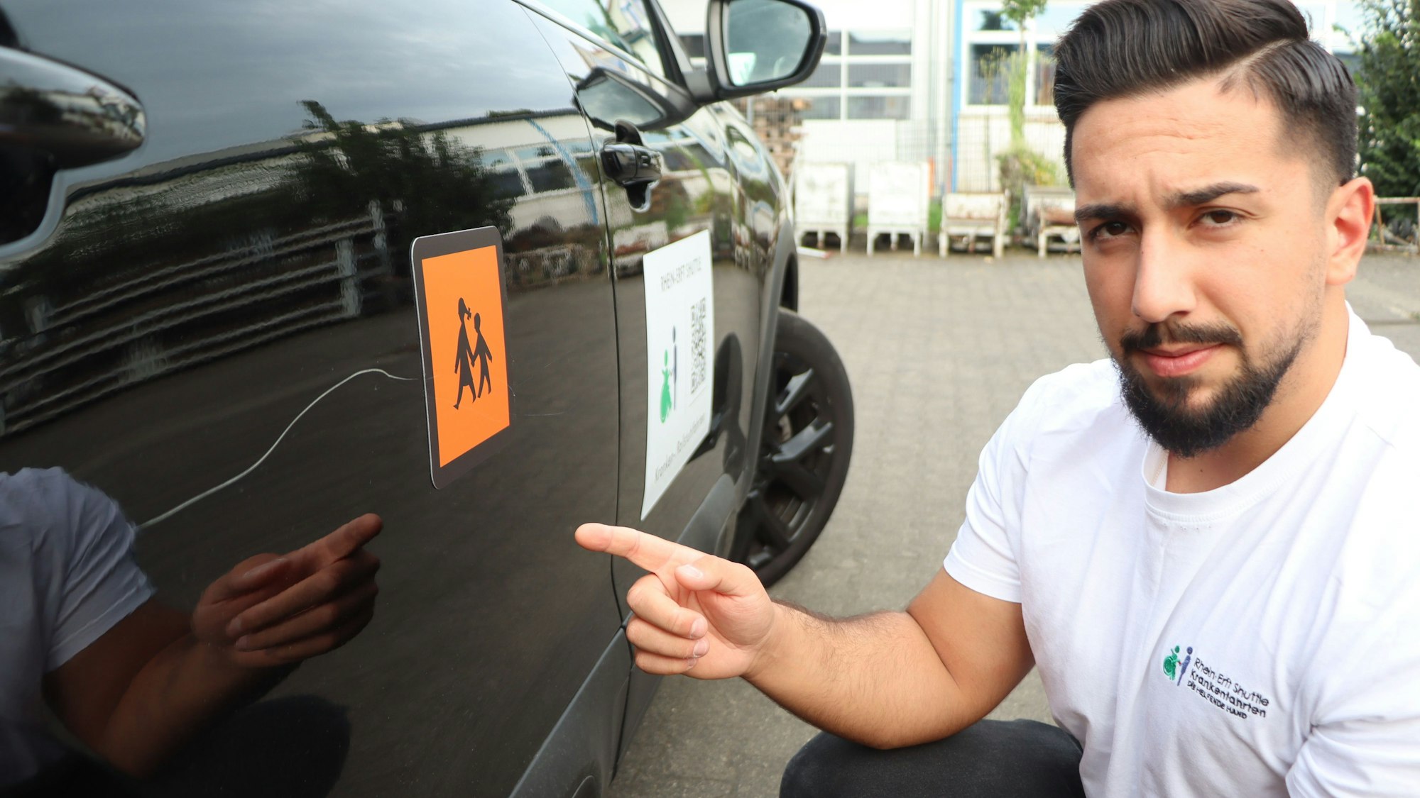 Auf dem Bild ist ein Opfer von Vandalismus an seinem zerkratzten Fahrzeug zu sehen.