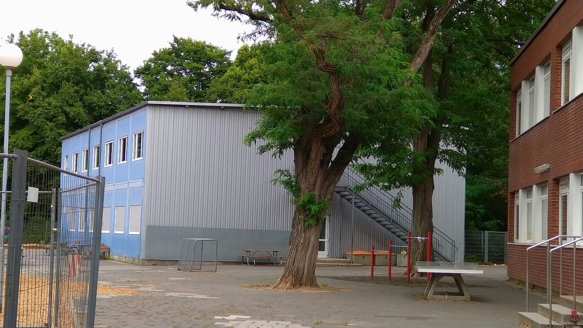 Das Containergebäude auf dem Schulgelände der KGS Lebensbaumweg.