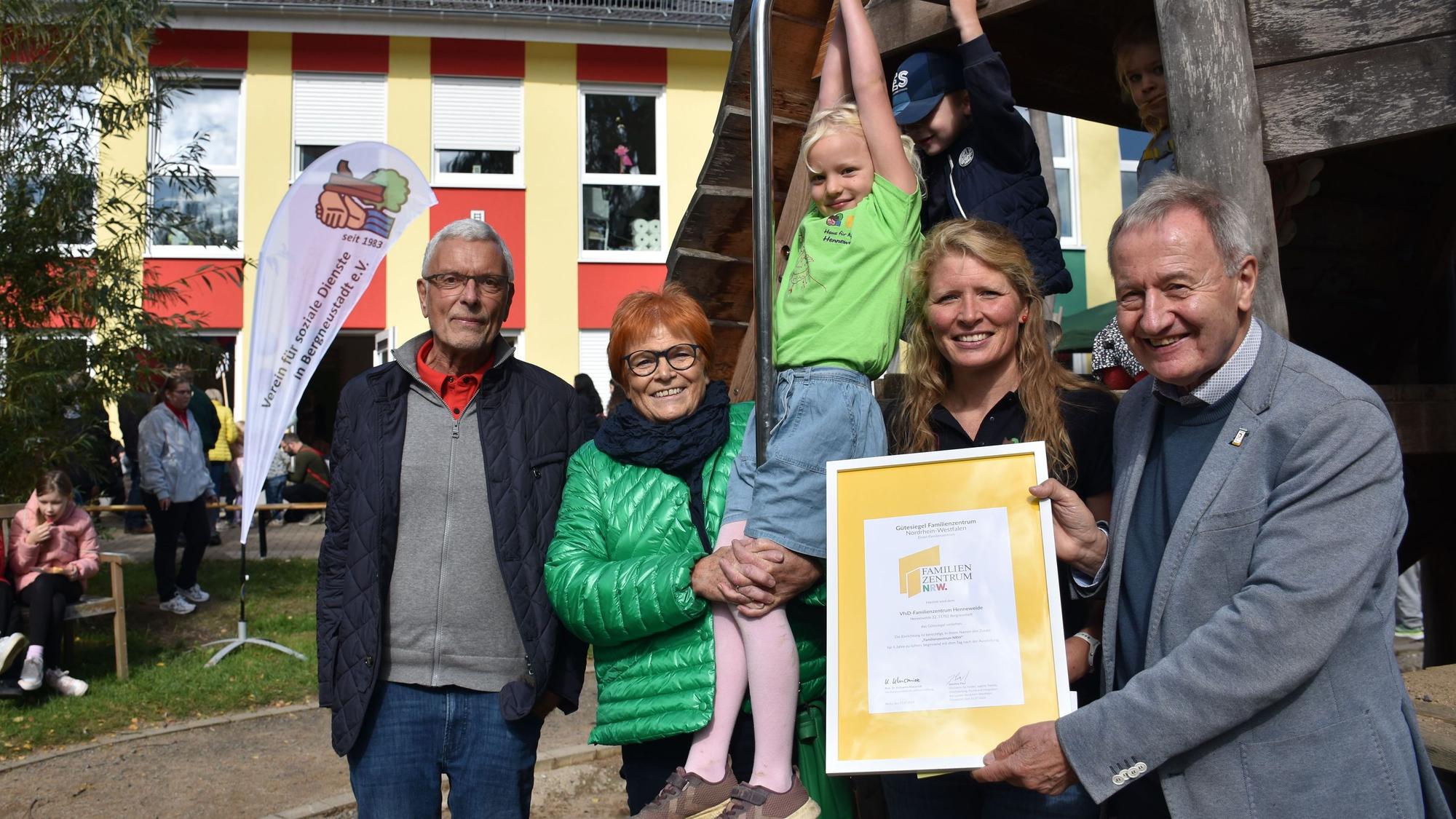 Bild von der Einweihung eines Kindergartens.