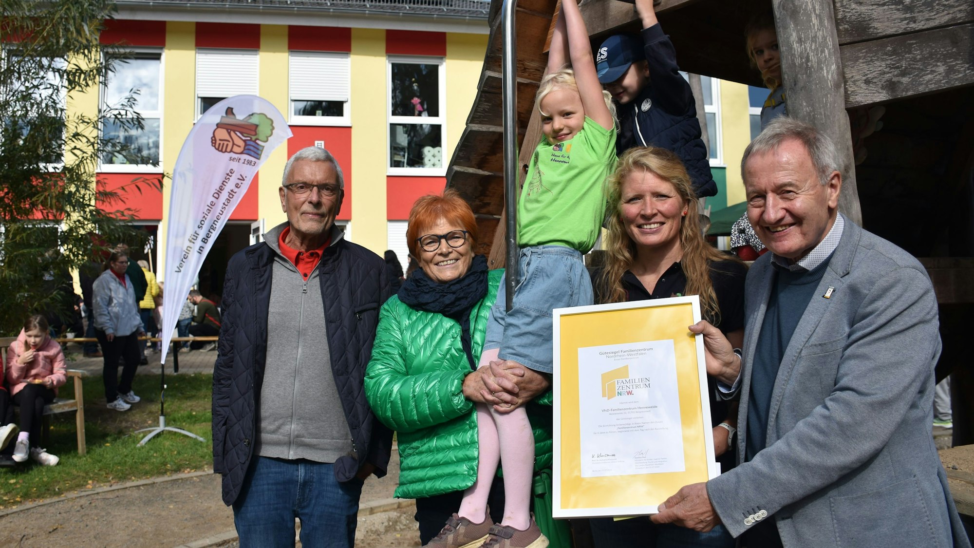 Bild von der Einweihung eines Kindergartens.