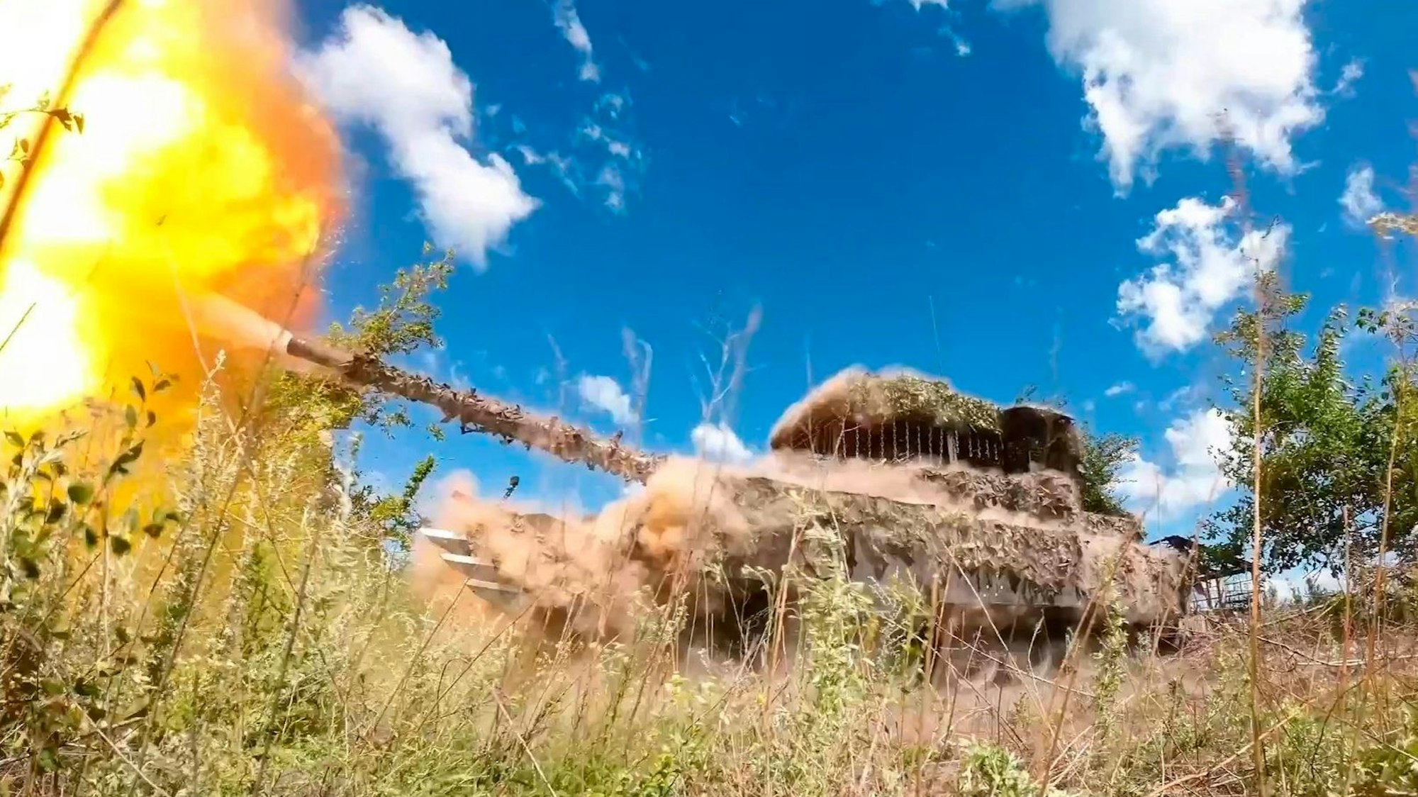Auf diesem Foto des russischen Verteidigungsministeriums feuert ein russischer Panzer des Typs T-80 von einem ungenannten Standort. Der Kreml will die Militärausgaben weiter erhöhen. (Archivbild)