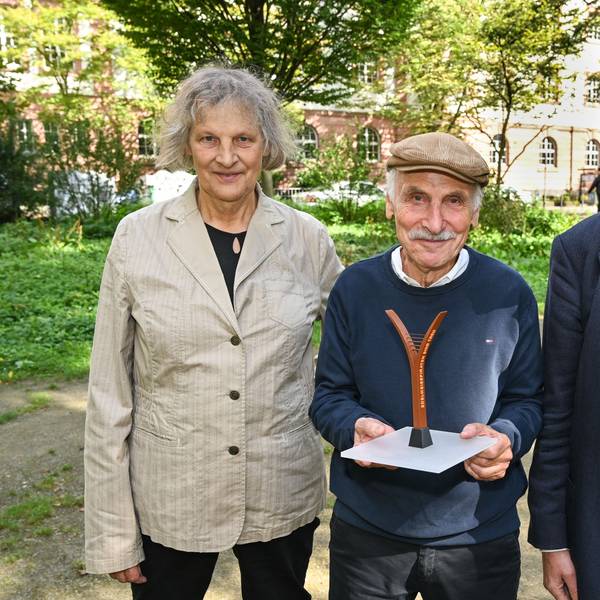 Diana Siebert, der Künstler Grigory Berstein und Heinrich Bleicher präsentieren den Siegerentwurf