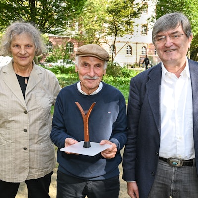 Diana Siebert, der Künstler Grigory Berstein und Heinrich Bleicher präsentieren den Siegerentwurf