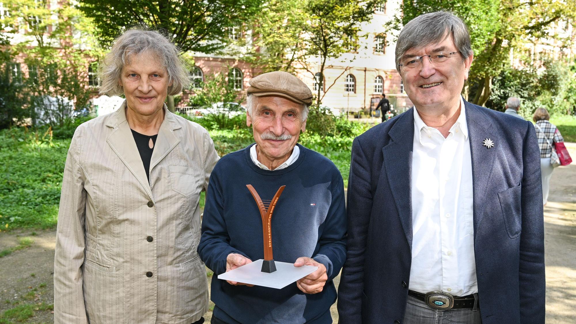 Diana Siebert, der Künstler Grigory Berstein und Heinrich Bleicher präsentieren den Siegerentwurf