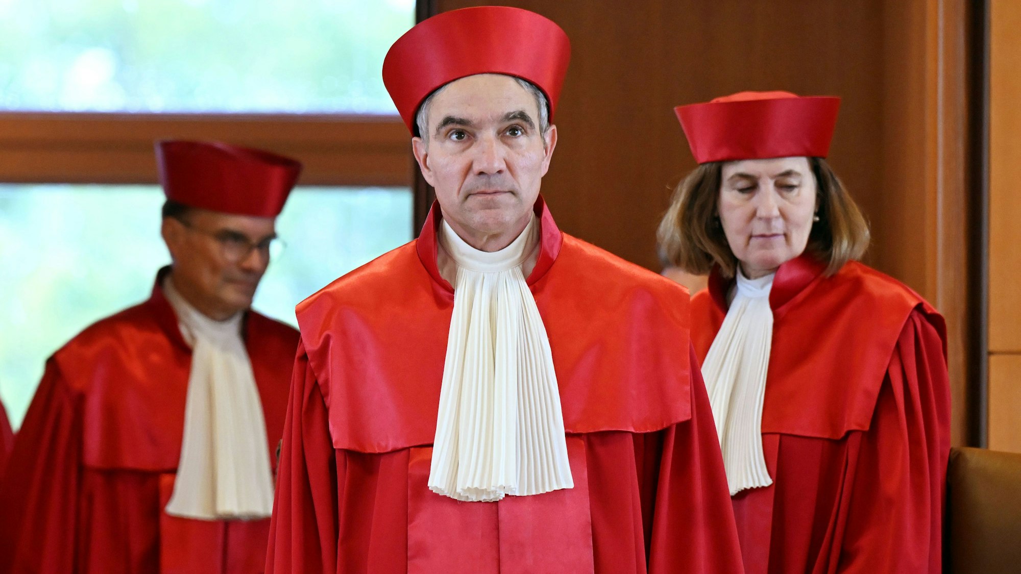 Der Erste Senat des Bundesverfassungsgerichts, (l-r) Henning Radtke, Stephan Harbarth (Vorsitzender des Senats und Präsident des Gerichts und Yvonne Ott, aufgenommen vor Beginn der Urteilsverkündung zum «Bundeskriminalamtgesetz - Datenplattformen.