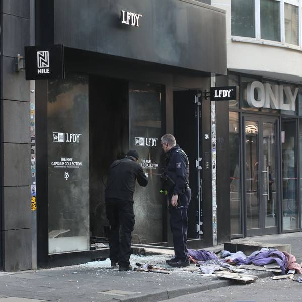 Ermittler stehen vor einem von einer Explosion erschütterten Geschäft auf der Ehrenstraße.