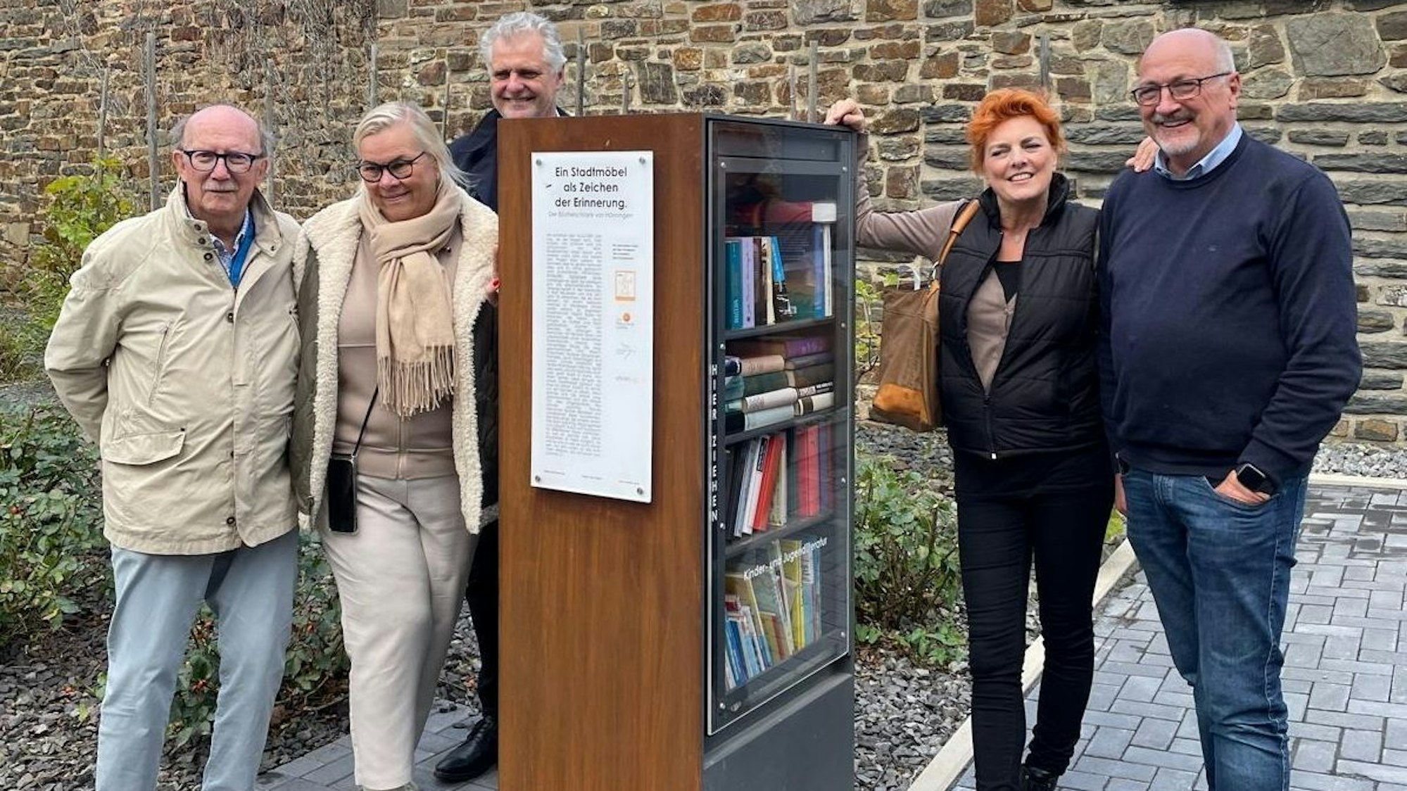 Willi Esser, Ute Schoormann, Hans-Jürgen Greve, Ute Schmidt und Jürgen Schwarzmann freuen sich über den frisch eingeweihten Bücherschrank in Hönningen.