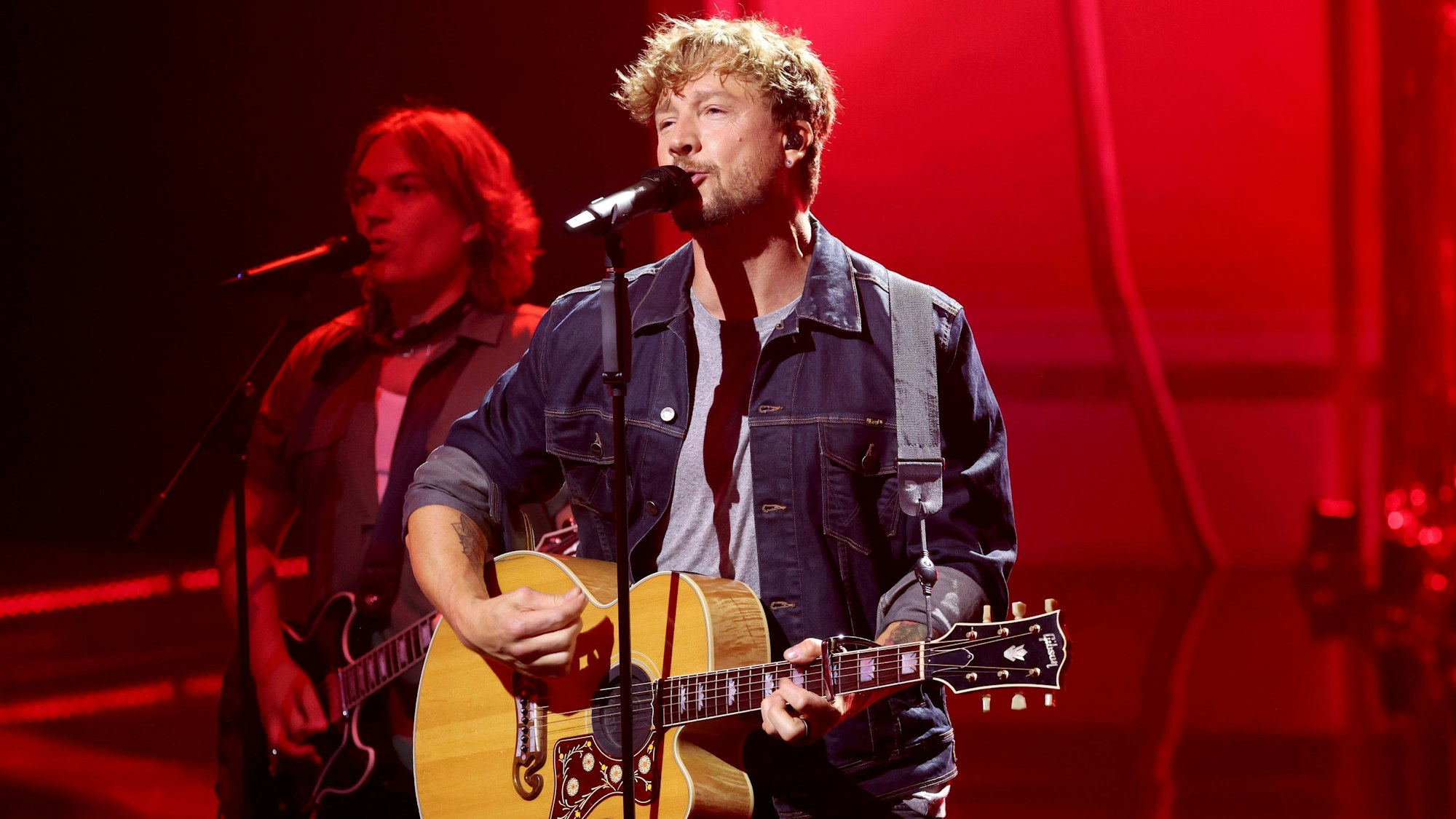 Samu Haber singt auf der Bühne.