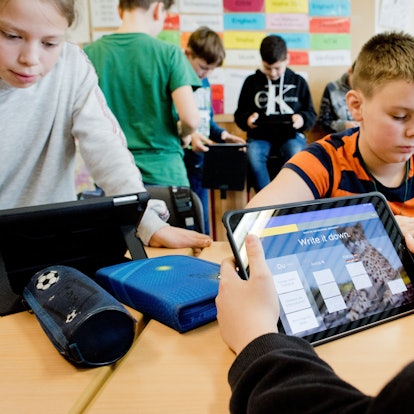 Schüler mit Tablets