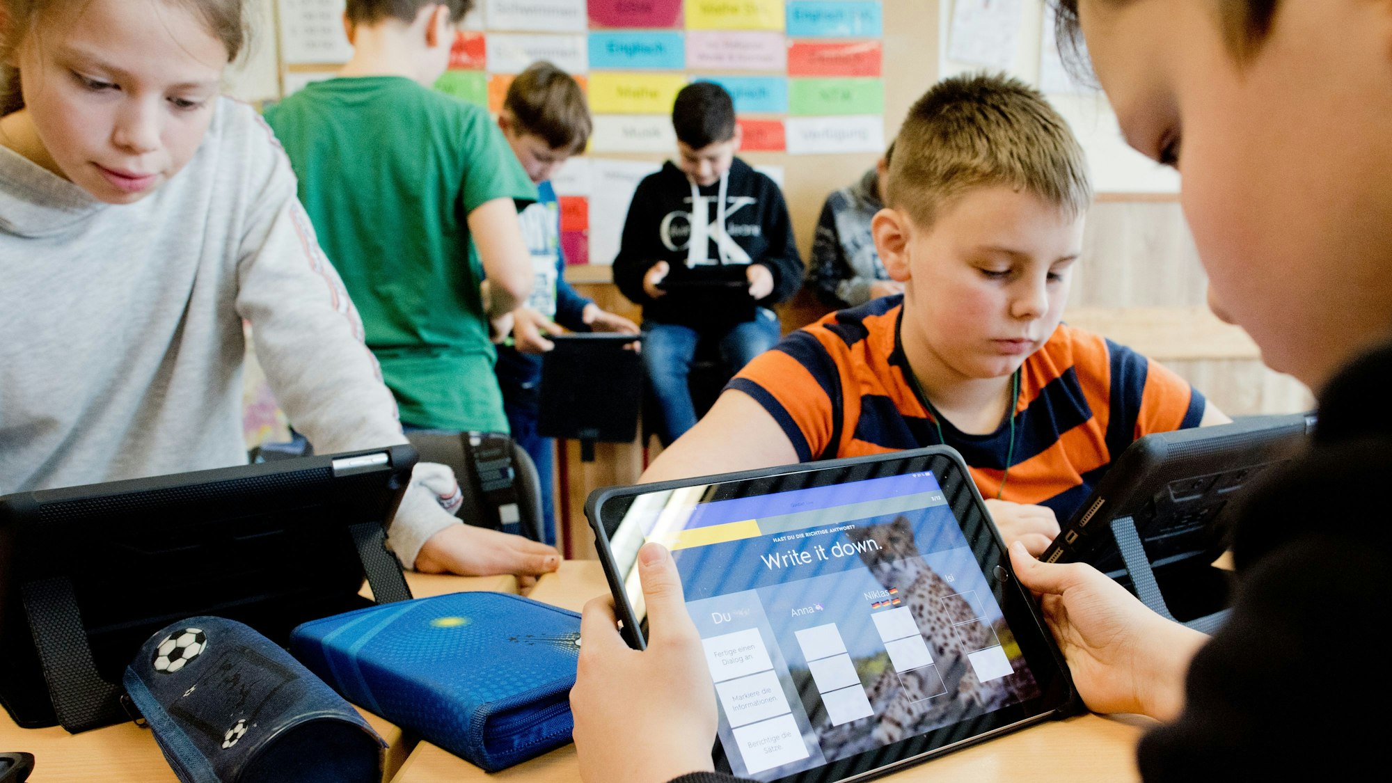 Eine Schulklasse mit Tablets.