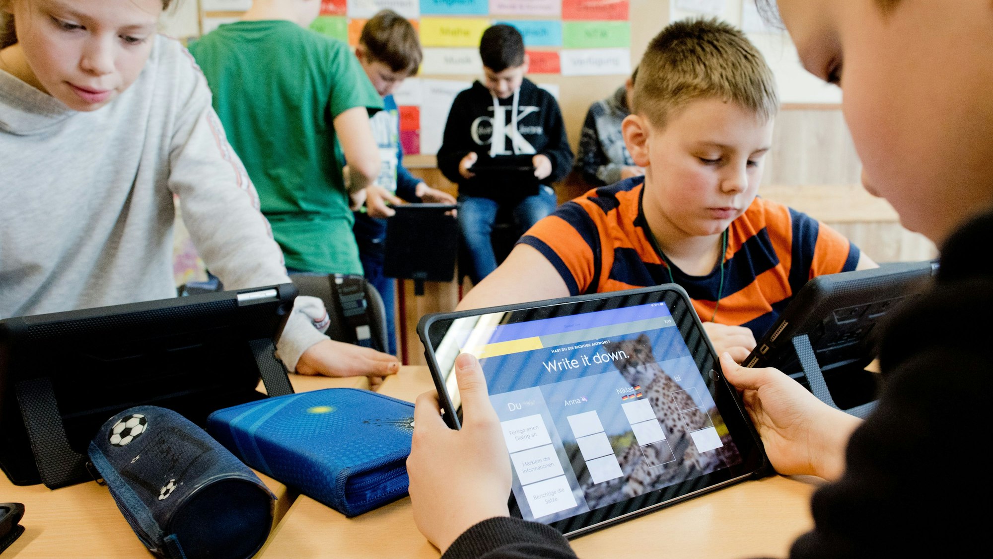 Schüler mit Tablets
