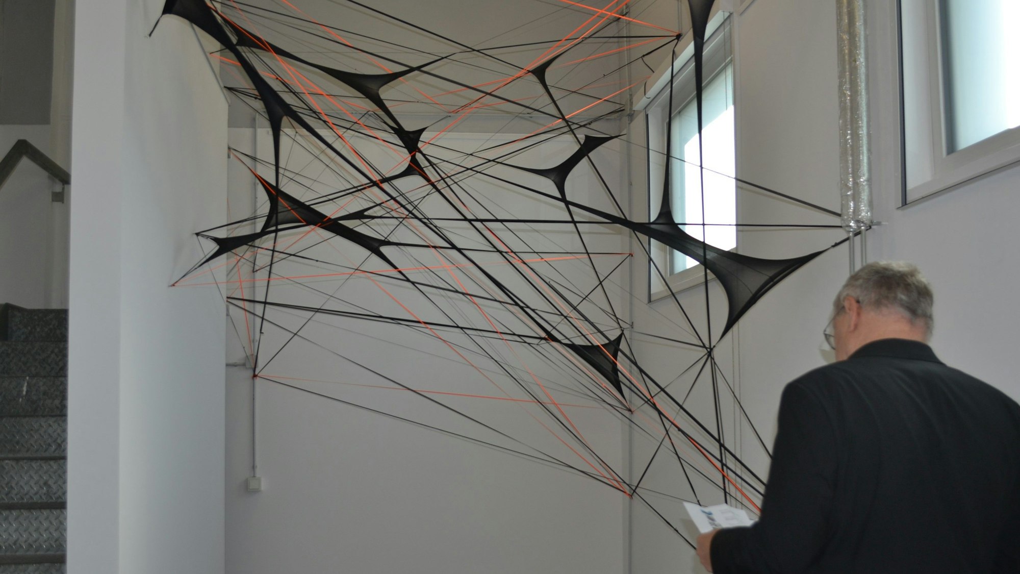 Consuleo Mendez installierte das „Netz“ im sanierten Nebenraum.