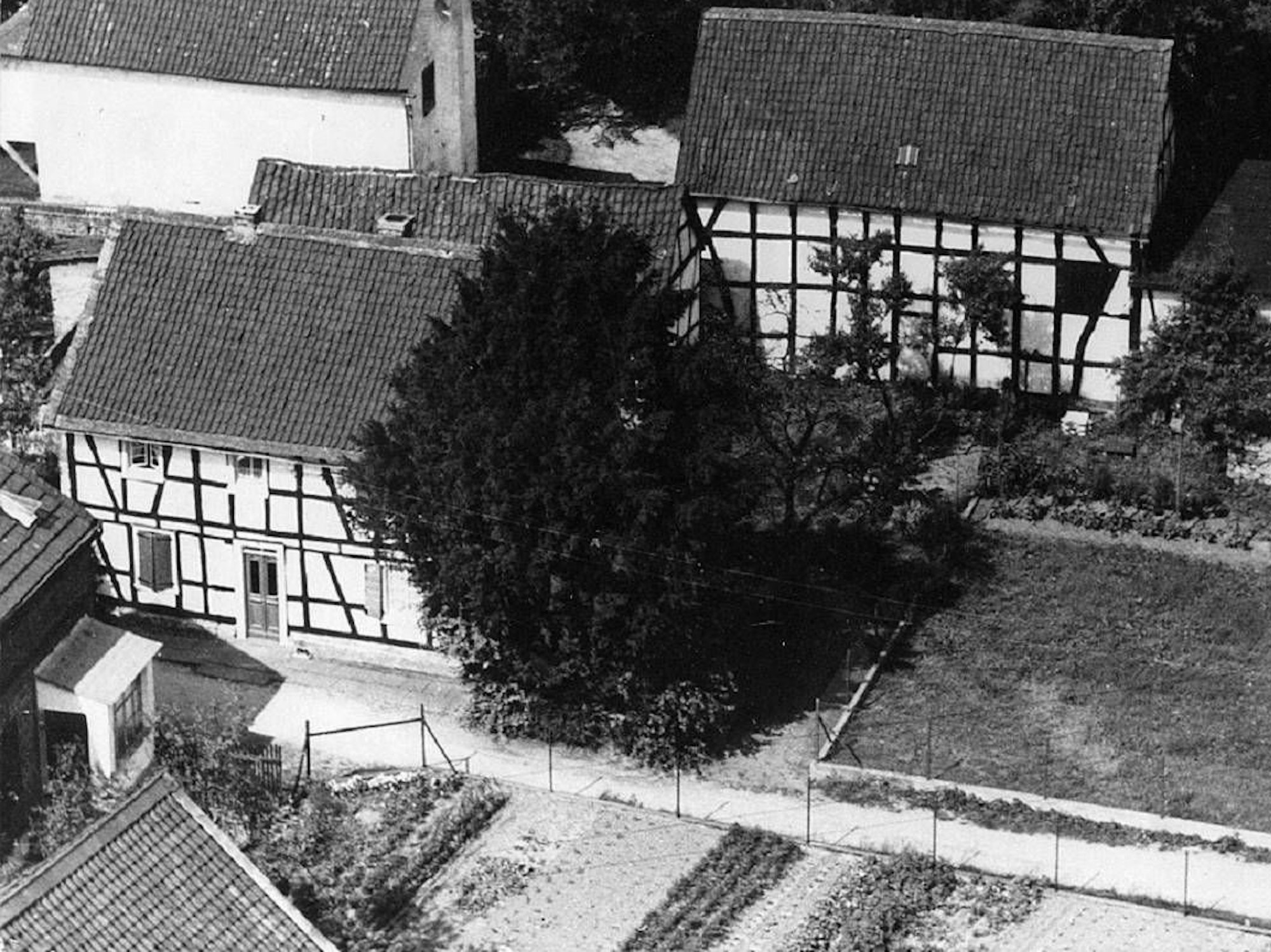 Luftbild mit Fachwerkgebäuden am Eisenmarkt in Lohmar