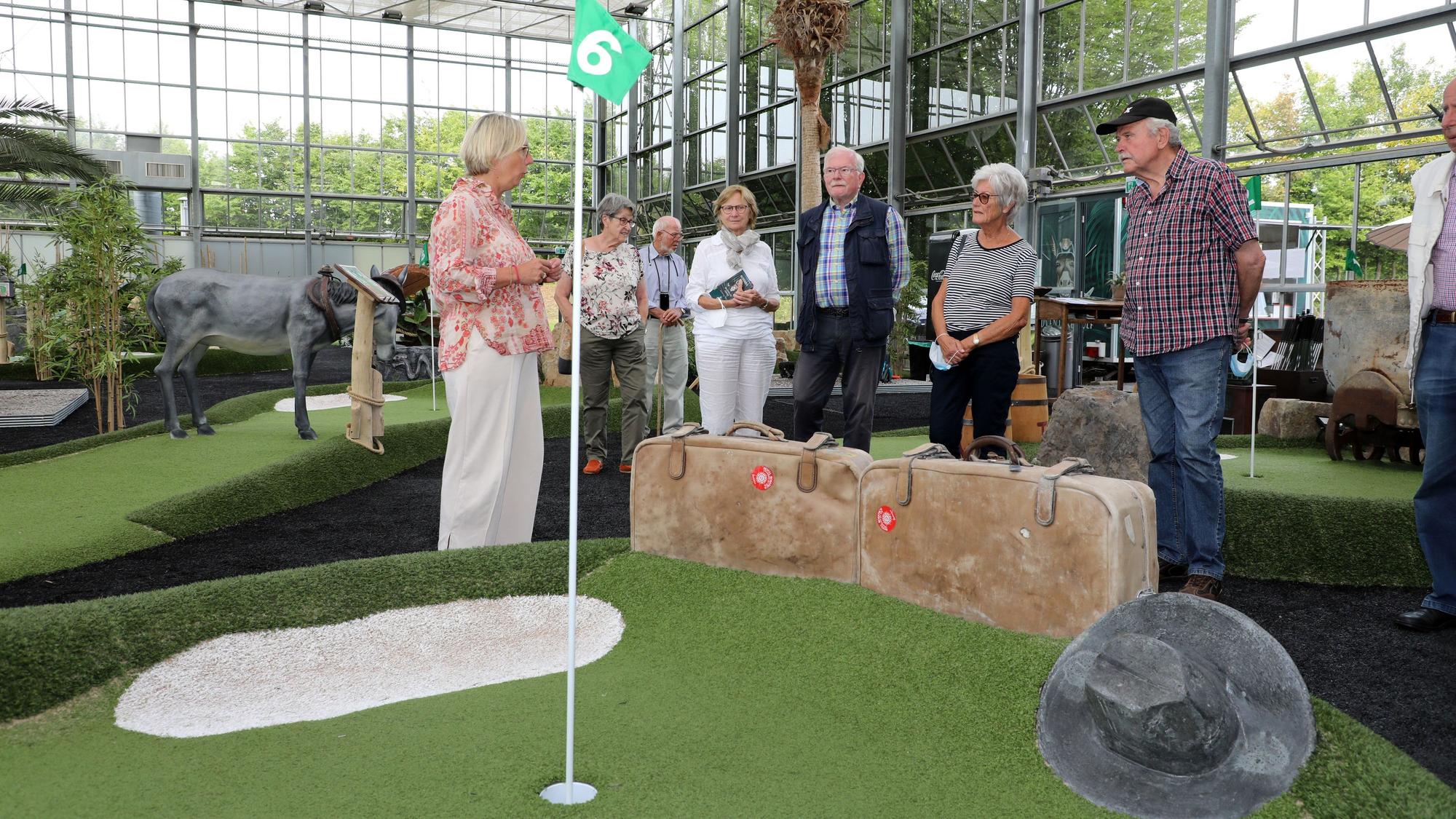Sabina Henrich erläutert Besuchern die Erlebnis-Minigolfanlage auf dem Lüderich bei Overath-Steinenbrück.