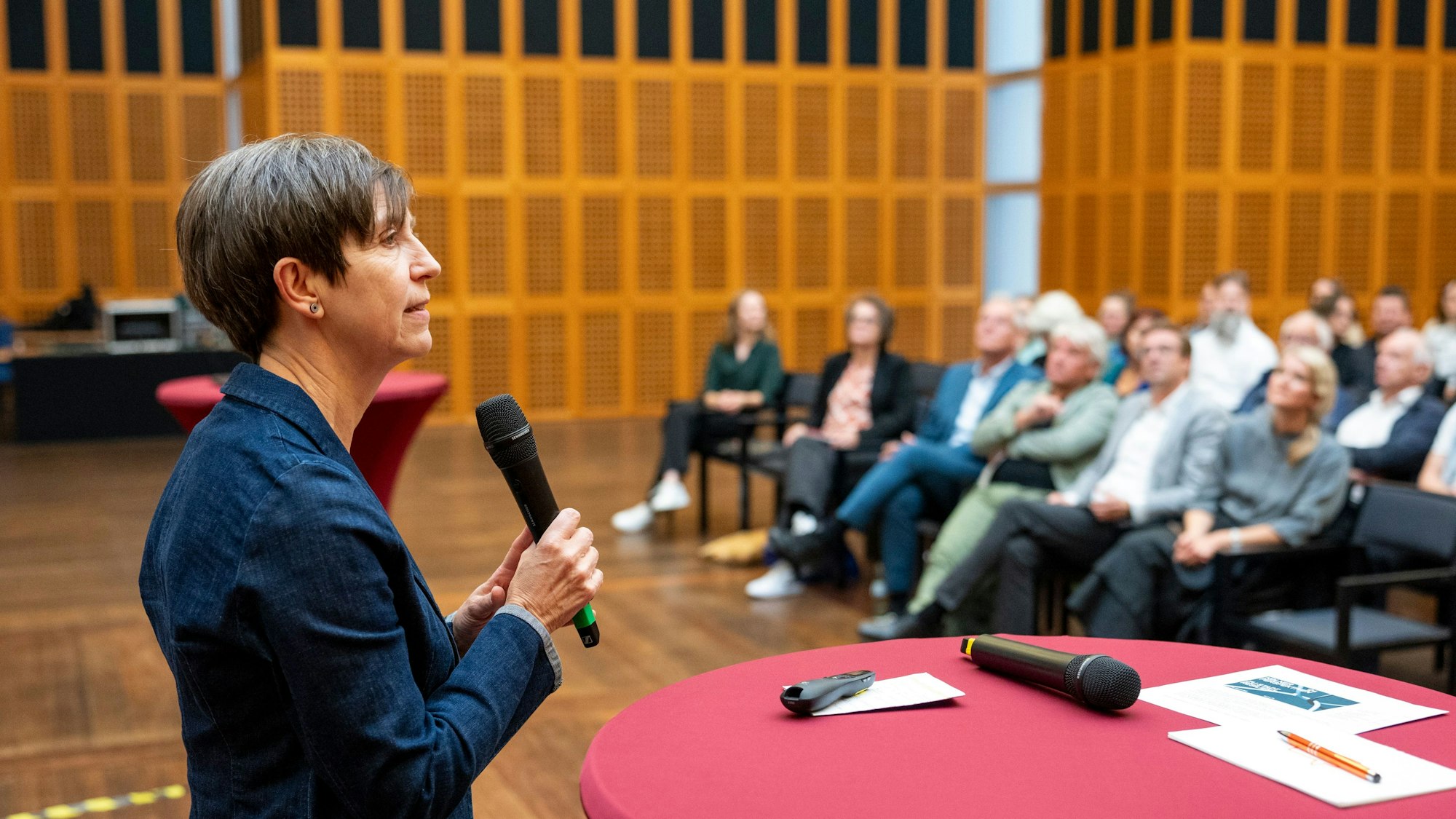 Brigitte Scholz referiert zum Thema Stadtumbau. Veranstaltungsreihe „Kölner Perspektiven zu Stadt und Resilienz“