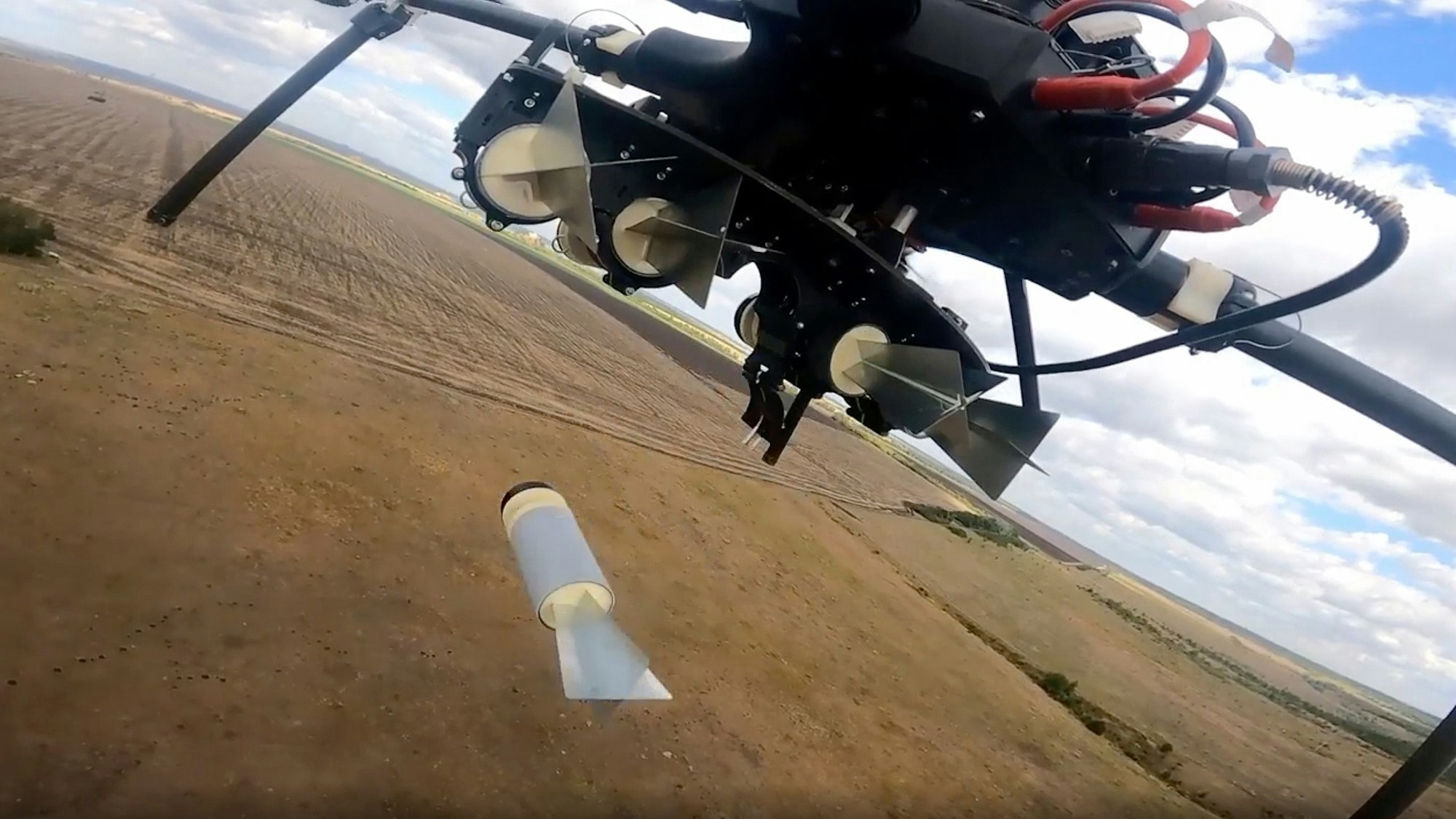 Auf diesem Foto aus einem vom russischen Verteidigungsministerium veröffentlichten Video wirft eine russische Drohne Sprengstoff an einem ungenannten Ort in der Region Donezk ab.