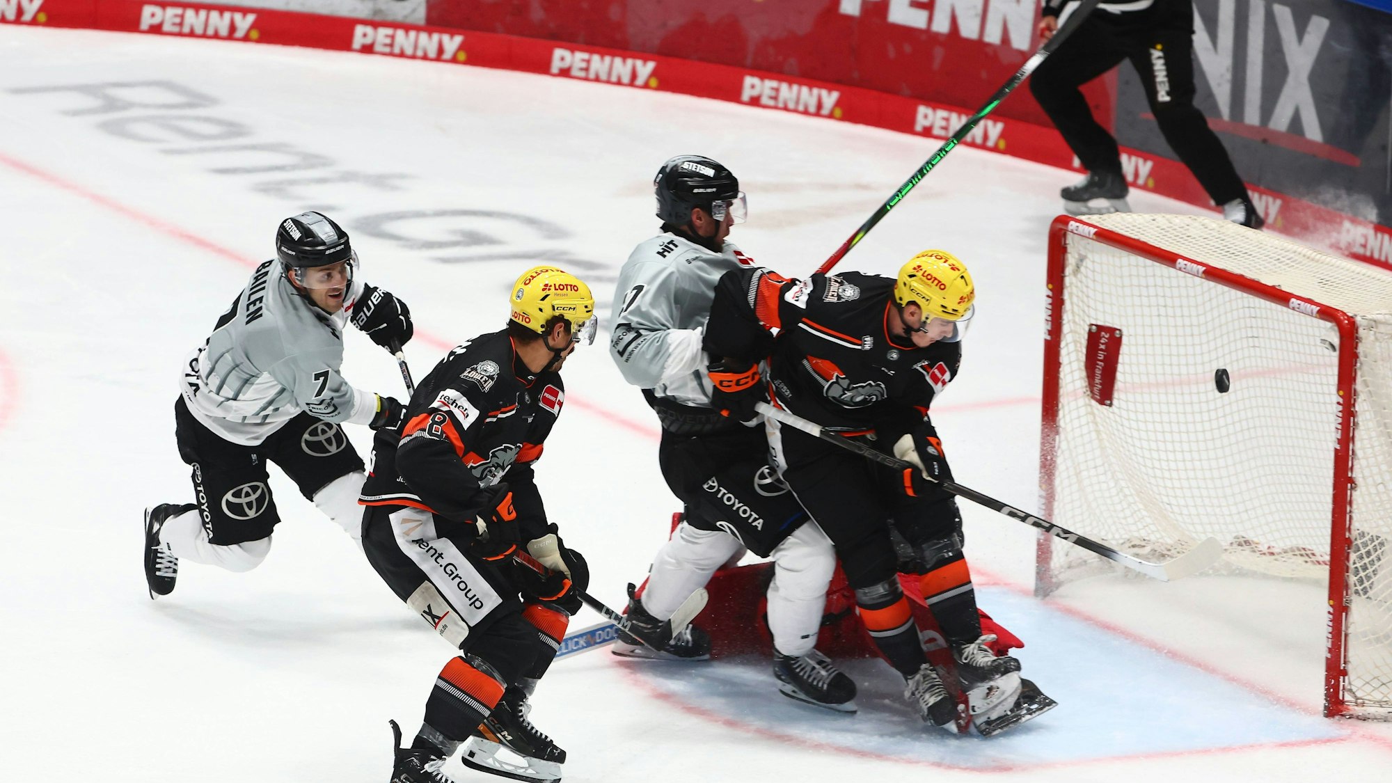 Auch im DEL-Spiel bei den Löwen Frankfurt haben die Kölner Haie kläglich versagt.