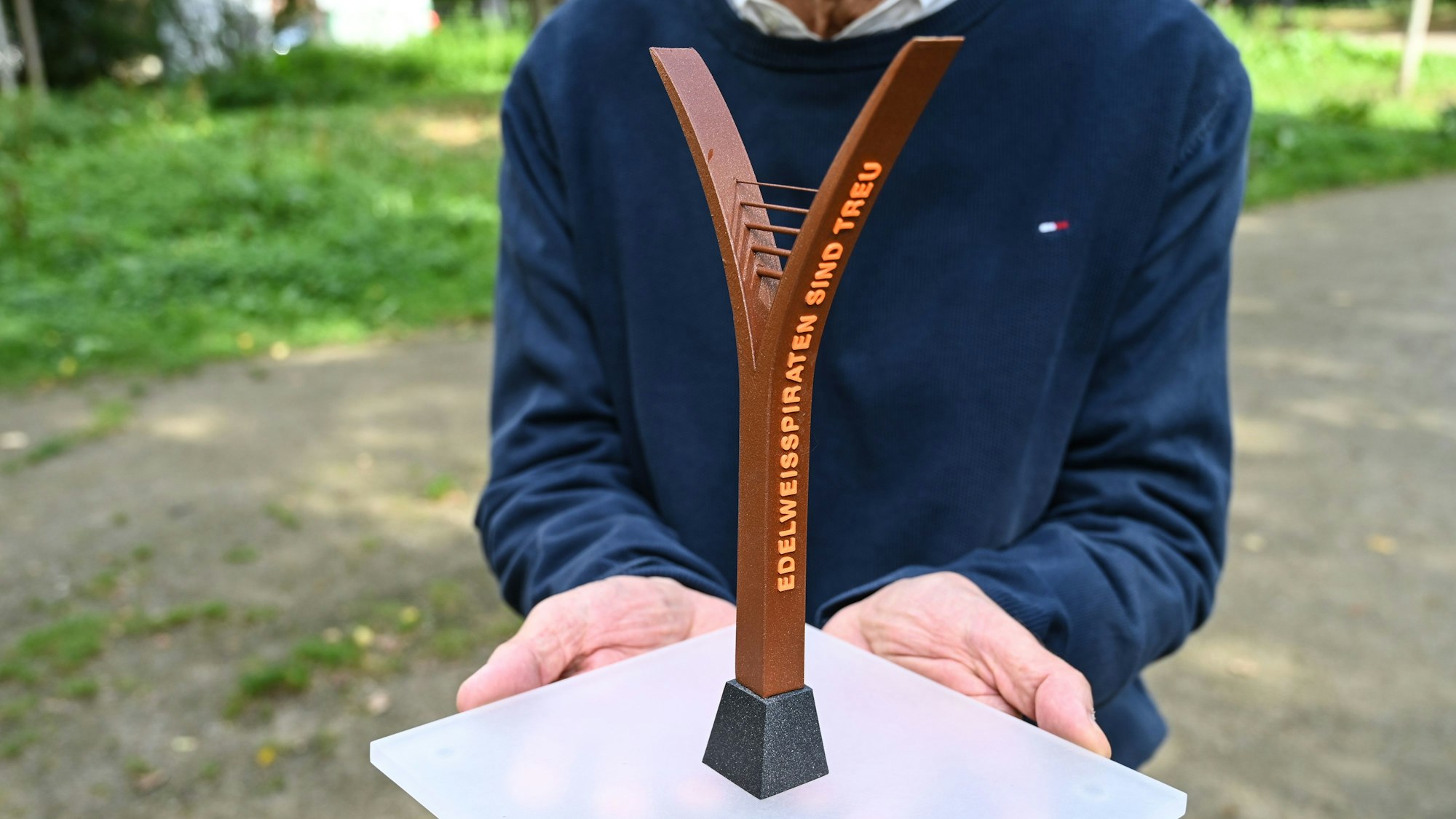 Die Liedzeilen „Die Gedanken sind frei“ und „Edelweißpiraten sind treu“ sind auf den Seiten der Säule zu sehen.