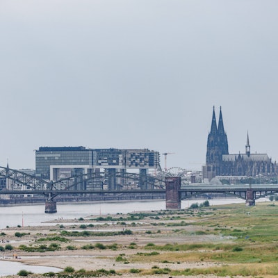 Blick von der Rheinbrücke Rodenkirchen auf Köln an einem der heißesten Tage des Jahres 2023. Die anhaltende Trockenheit ließ den Rheinpegel Köln auf 186 cm sinken.