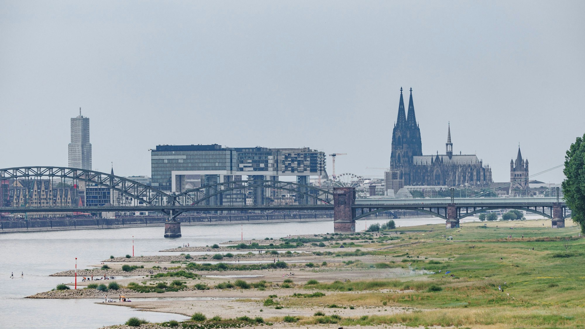 Blick von der Rheinbrücke Rodenkirchen auf Köln an einem der heißesten Tage des Jahres 2023. Die anhaltende Trockenheit ließ den Rheinpegel Köln auf 186 cm sinken.