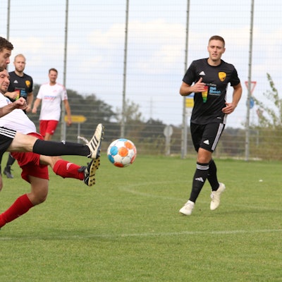 Das Bild zeigt den Zweikampf, bei dem Nils Wagner einen Schritt schneller am Ball ist.