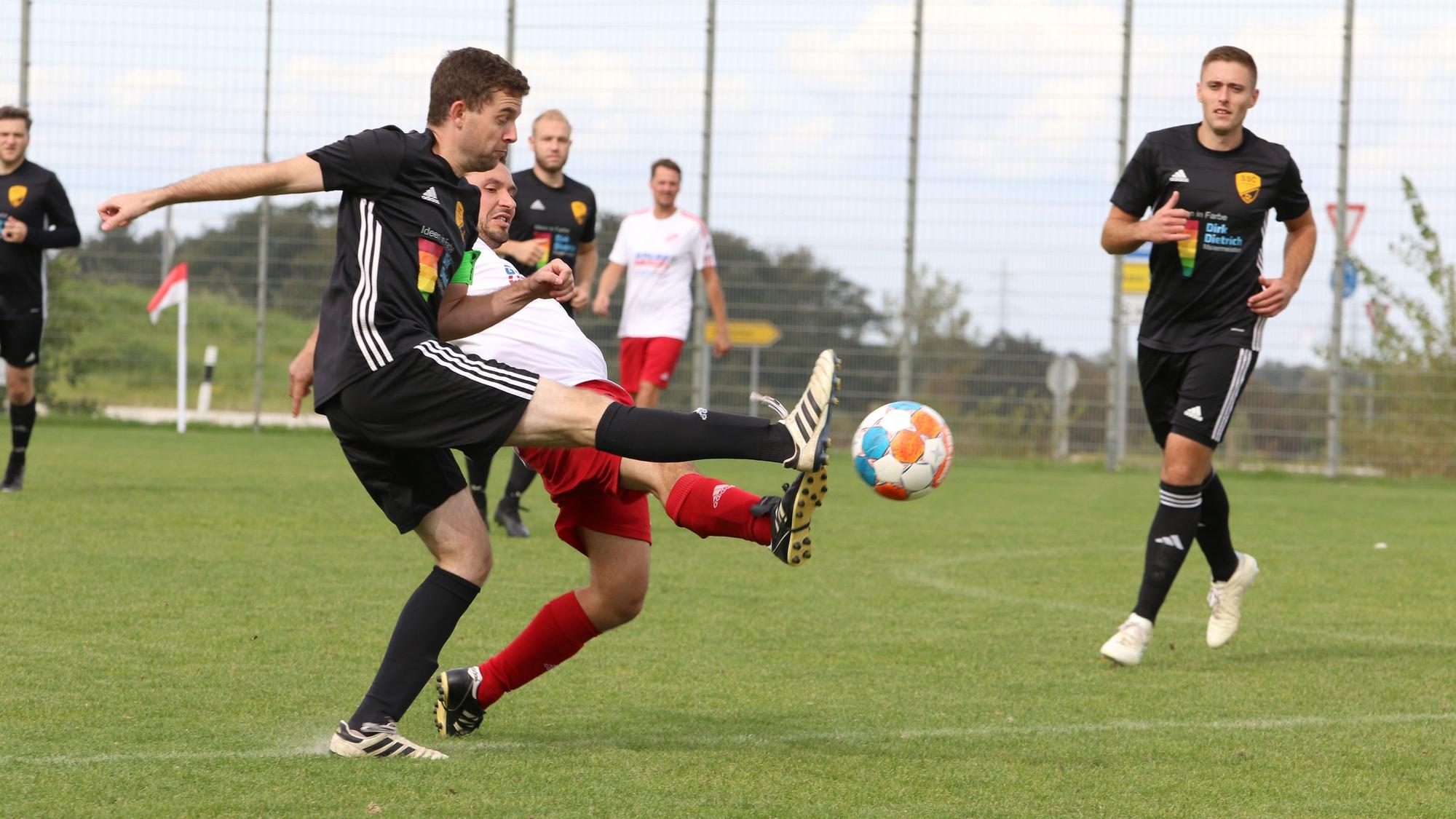 Das Bild zeigt den Zweikampf, bei dem Nils Wagner einen Schritt schneller am Ball ist.