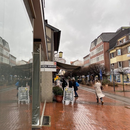 Auf dem Foto ist die Hauptstraße in Frechen und ein leerstehendes Ladenlokal zu sehen.