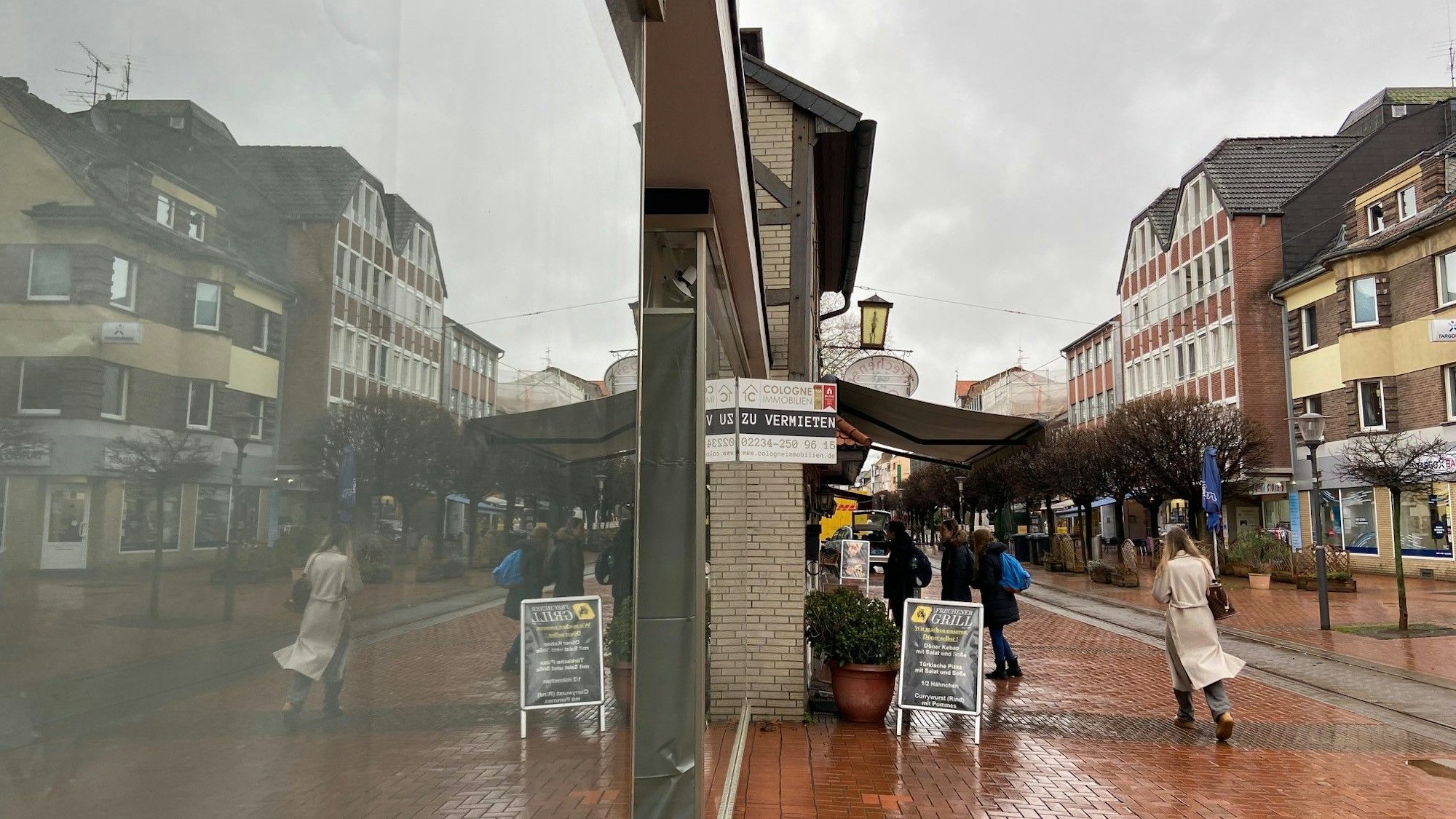 Auf dem Bild ist ein leeres Ladenlokal in Frechen zu sehen.