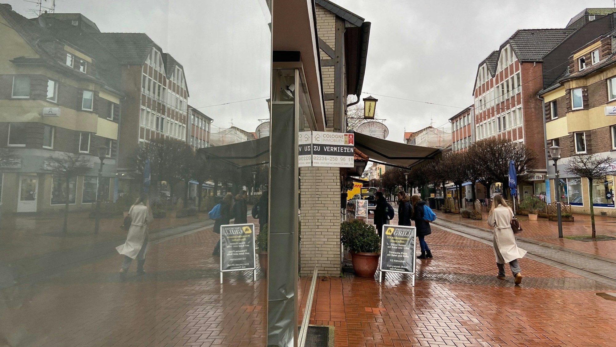 Auf dem Foto ist die Hauptstraße in Frechen und ein leerstehendes Ladenlokal zu sehen.