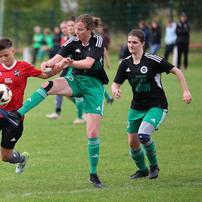 Saskia Schreiner vom TV-SV Füssenich-Geich führt den Ball und hält sich eine Gegenspielerin vom Leib.