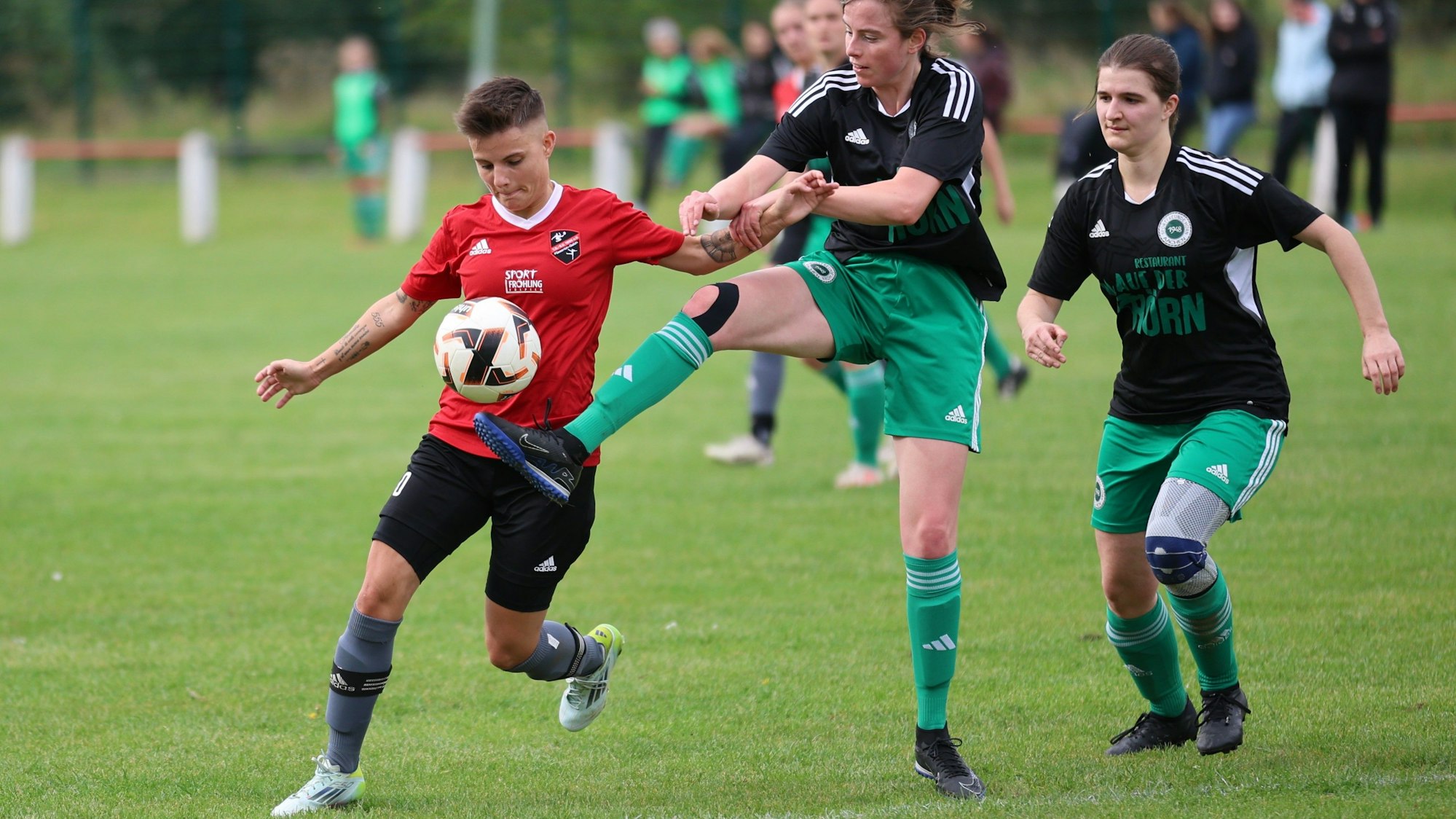 Saskia Schreiner im Kampf um den Ball mit einer Gegenspielerin aus Hörn.