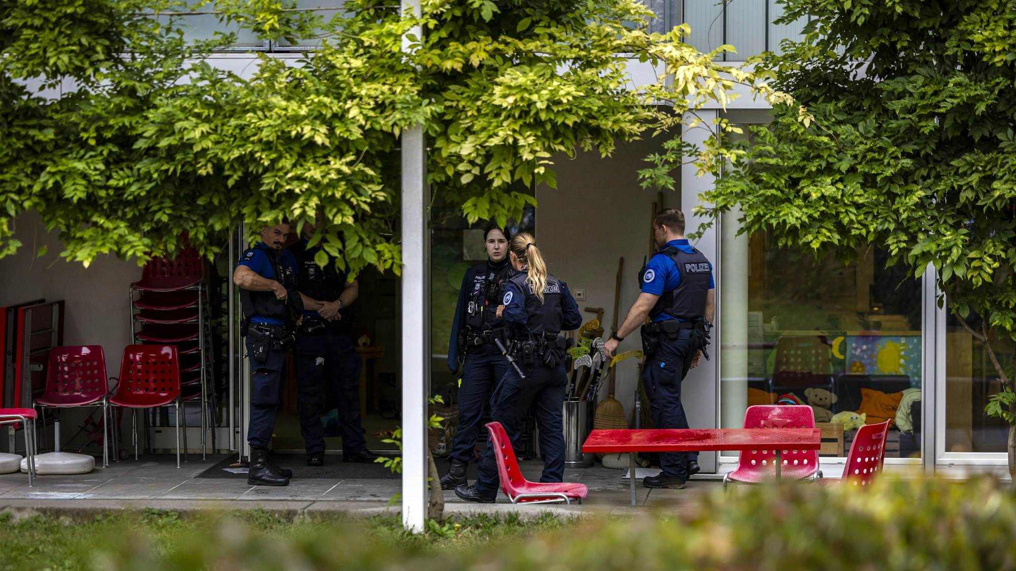 01.10.2024, Schweiz, Zürich: Einsatzkräfte der Polizei bei einem Einsatz vor einer Horteinrichtung in Zürich Oerlikon.