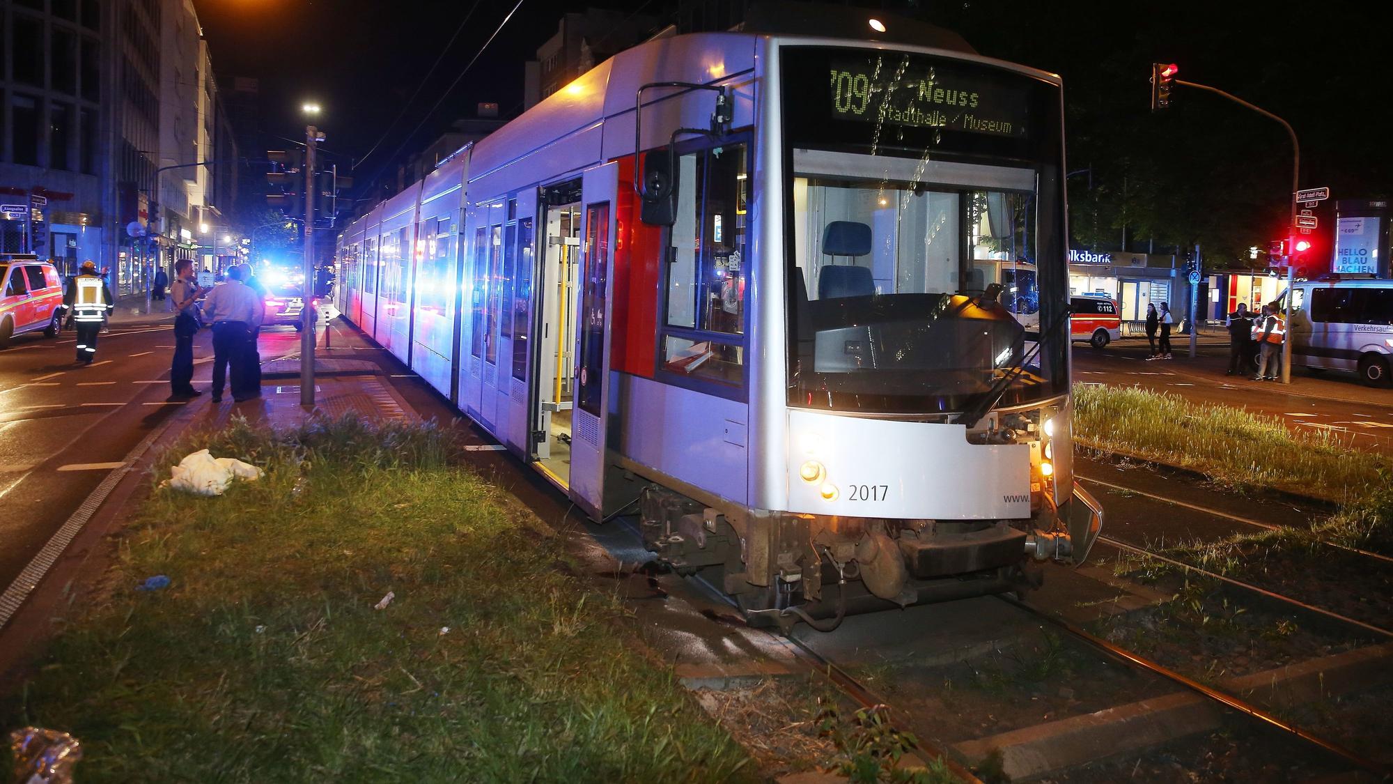 Nach einem Unfall mit einer Stadtbahn (hier ein Symbolfoto) hat die Polizei die Strecke gesperrt.