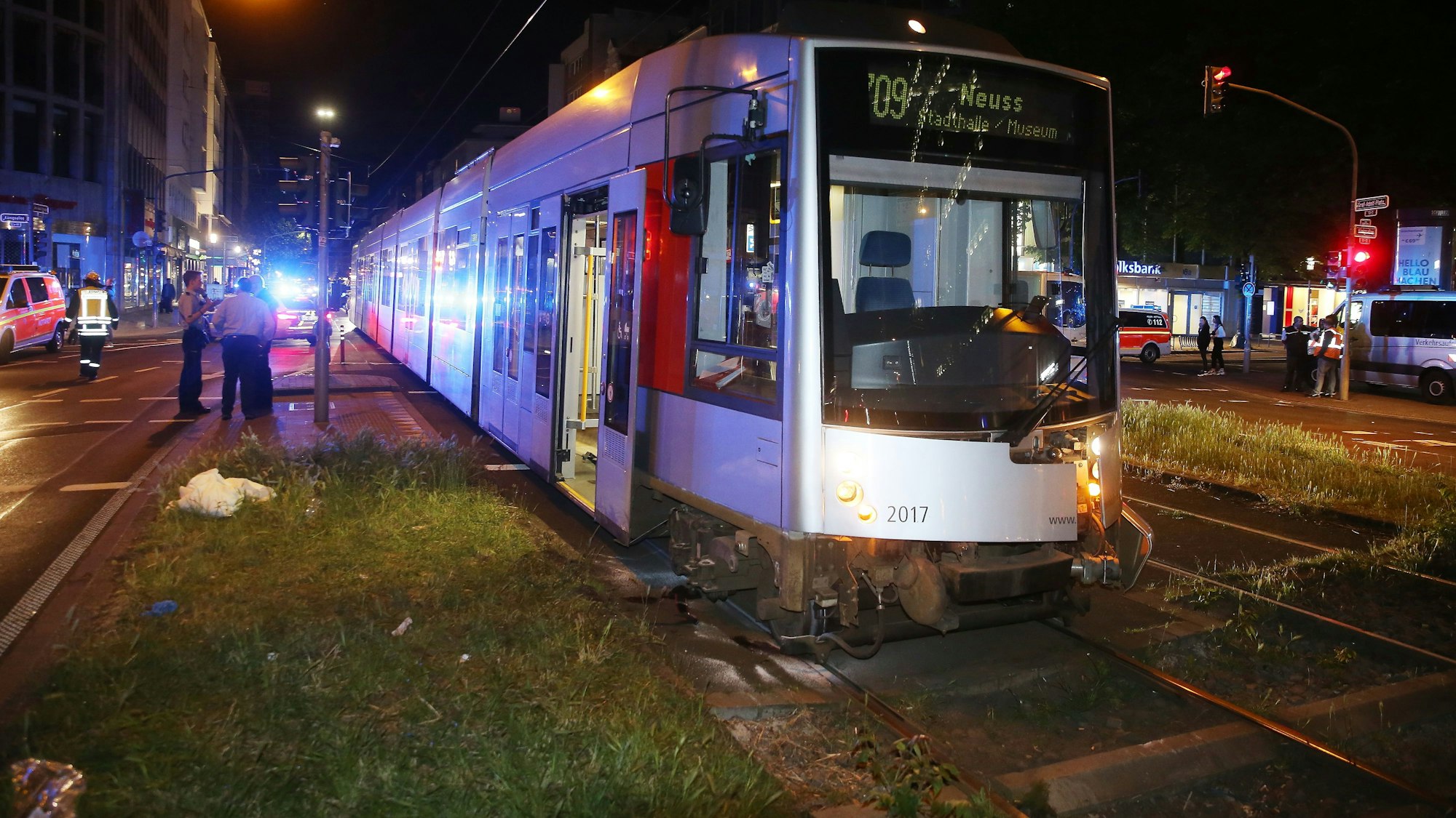 Nach einem Unfall mit einer Stadtbahn (hier ein Symbolfoto) hat die Polizei die Strecke gesperrt.