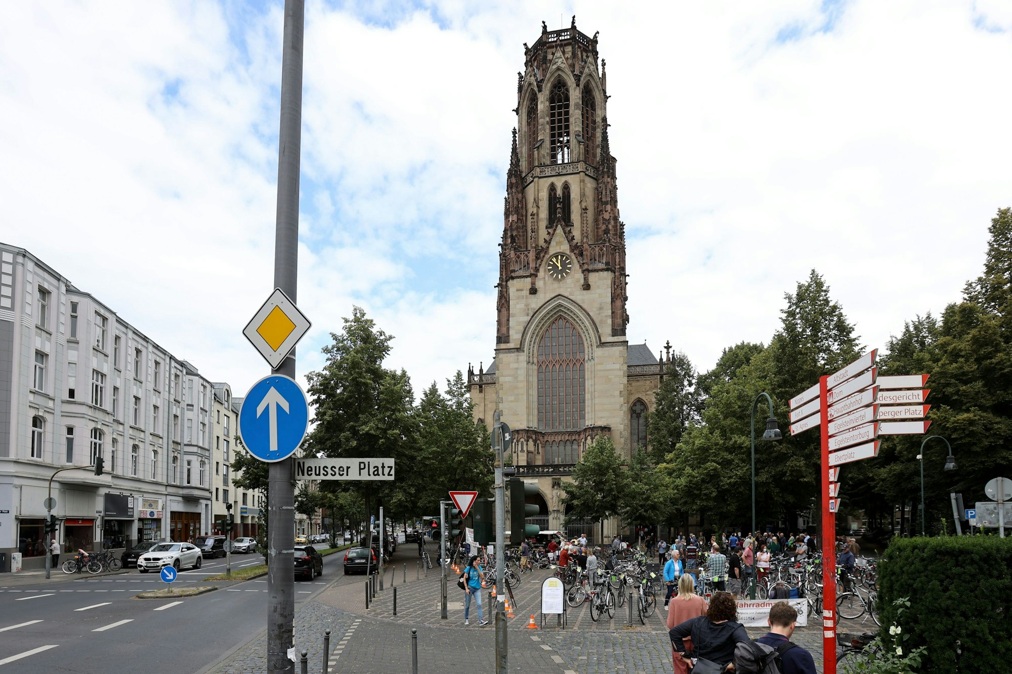 07.08.2021 Köln: Agneskirche mit Neusser Platz im Vordergrund  und dem Fahrradmarkt Foto: Martina Goyert