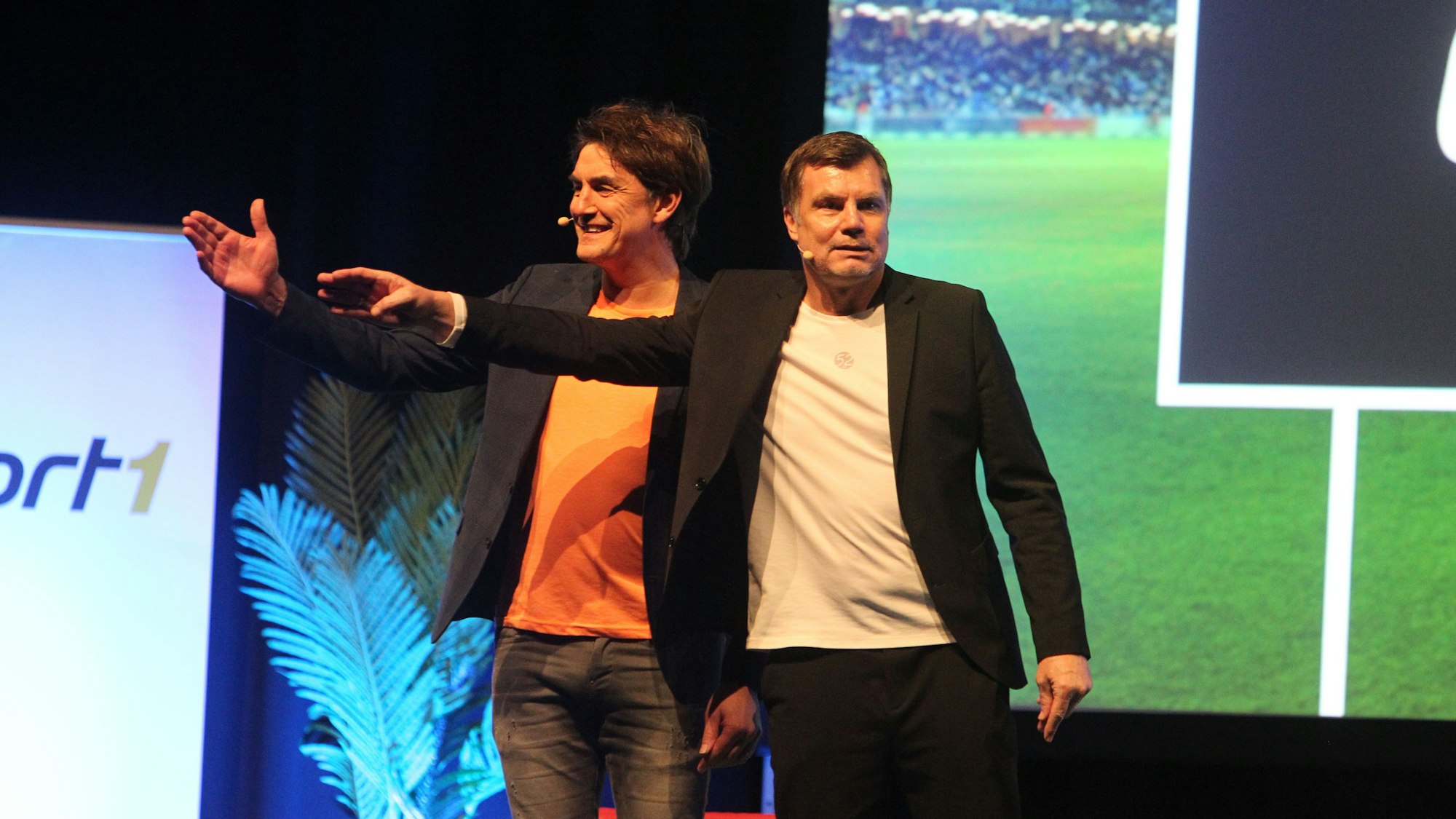 Das Foto zeigt Matze Knop und Thomas Helmer bei einem Auftritt in Troisdorf.