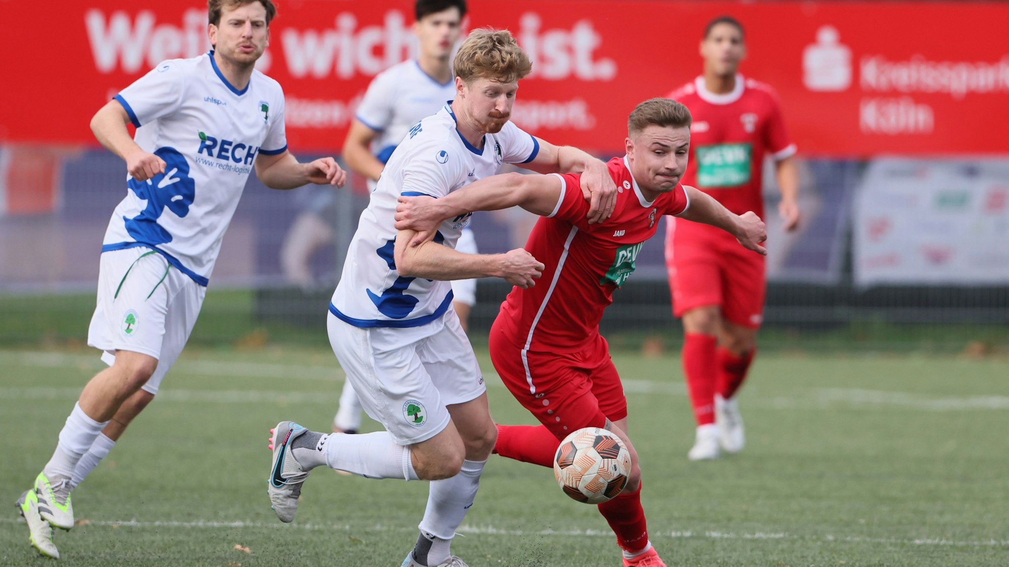 Das Foto zeigt den Hürther Patrick Hill (r.) im Zweikampf mit dem Königsdorf Jan Luca Prangenberg