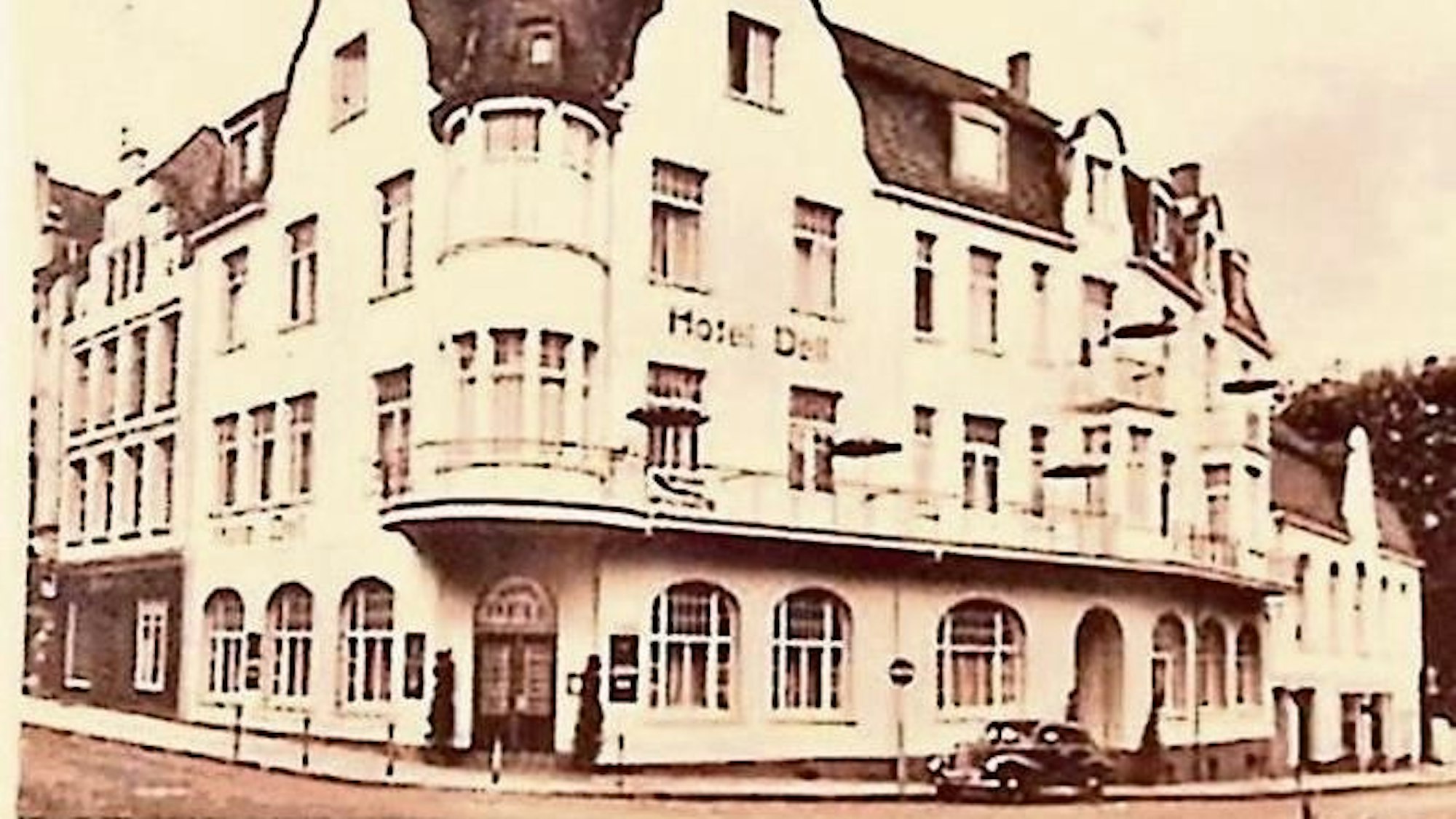 Ein historisches Foto in Sepiafarben zeigt das ehemalige Hotel Dell.
