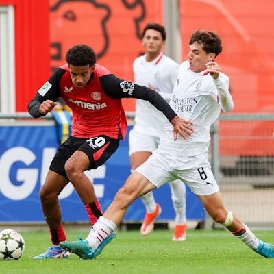 Francis Onyeka Bayer 04 Leverkusen und Emanuele Sala AC Milan kaempfen um den Ball, UEFA Youth League 2024/25 League Phase MD2, Bayer 04 Leverkusen v AC Milan, Ulrich-Haberland-Stadion am 01. October 2024 in Leverkusen, Deutschland. Foto von Marco Steinbrenner/DeFodi Images Francis Onyeka Bayer 04 Leverkusen und Emanuele Sala AC Milan battle for the ball, UEFA Youth League 2024/25 League Phase MD2, Bayer 04 Leverkusen v AC Milan, Ulrich-Haberland-Stadion, October 1, 2024 in Leverkusen, Germany. Photo by Marco Steinbrenner/DeFodi Images Defodi-700_lev_milan_u19_20241001_054 *** Francis Onyeka Bayer 04 Leverkusen and Emanuele Sala AC Milan battle for the ball, UEFA Youth League 2024 25 League Phase MD2, Bayer 04 Leverkusen v AC Milan, Ulrich Haberland Stadion on October 01, 2024 in Leverkusen, Germany Photo by Marco Steinbrenner DeFodi Images Francis Onyeka Bayer 04 Leverkusen and Emanuele Sala AC Milan battle for the ball, UEFA Youth League 2024 25 League Phase MD2, Bayer 04 Leverkusen v AC Milan, Ulrich Haberland Stadion, October 1, 2024 in Leverkusen, Germany Photo by Marco Steinbrenner DeFodi Images Defodi 700 lev milan u19 20241001 054 Defodi-700