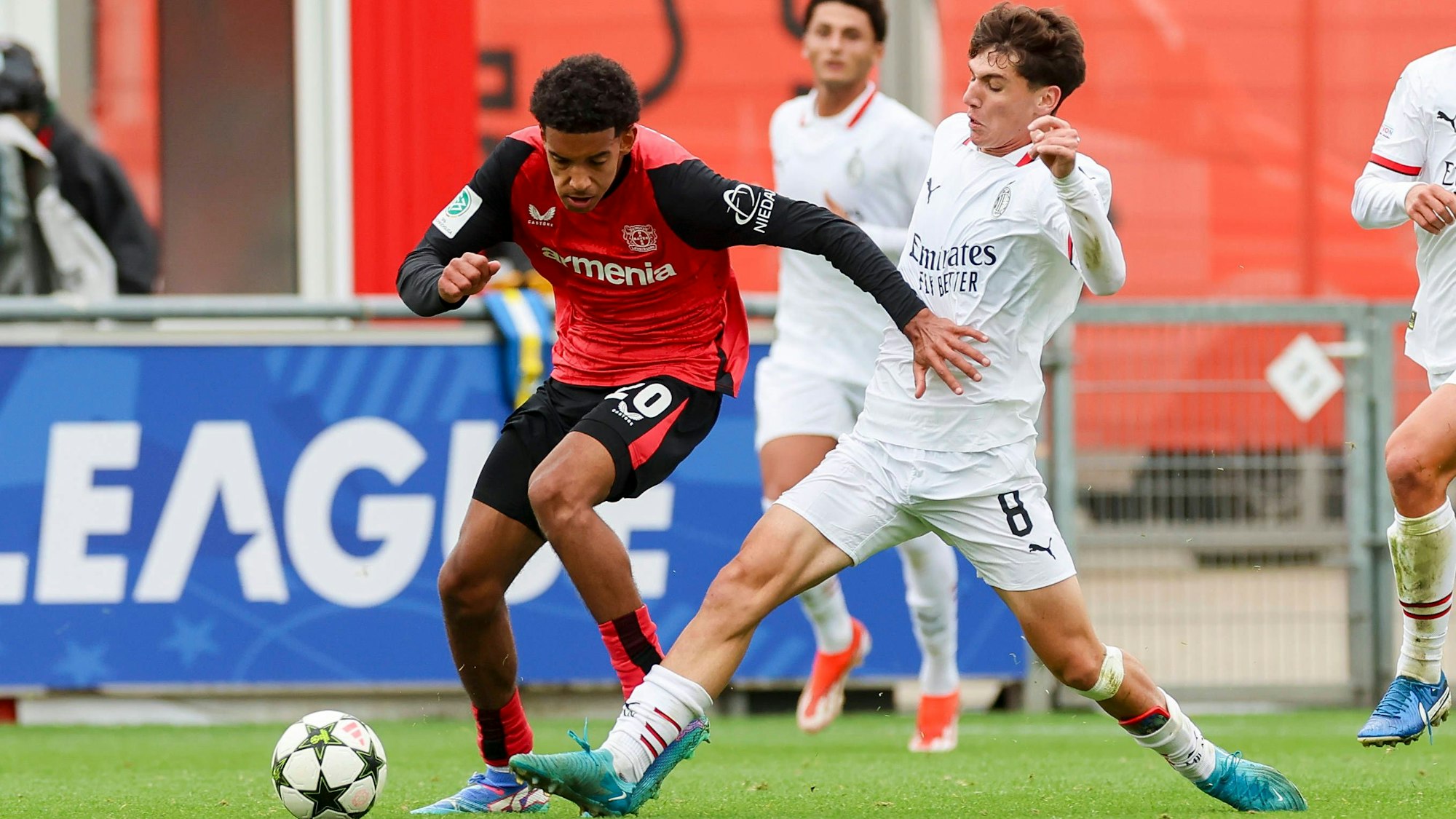 Francis Onyeka Bayer 04 Leverkusen und Emanuele Sala AC Milan kaempfen um den Ball, UEFA Youth League 2024/25 League Phase MD2, Bayer 04 Leverkusen v AC Milan, Ulrich-Haberland-Stadion am 01. October 2024 in Leverkusen, Deutschland. Foto von Marco Steinbrenner/DeFodi Images Francis Onyeka Bayer 04 Leverkusen und Emanuele Sala AC Milan battle for the ball, UEFA Youth League 2024/25 League Phase MD2, Bayer 04 Leverkusen v AC Milan, Ulrich-Haberland-Stadion, October 1, 2024 in Leverkusen, Germany. Photo by Marco Steinbrenner/DeFodi Images Defodi-700_lev_milan_u19_20241001_054 *** Francis Onyeka Bayer 04 Leverkusen and Emanuele Sala AC Milan battle for the ball, UEFA Youth League 2024 25 League Phase MD2, Bayer 04 Leverkusen v AC Milan, Ulrich Haberland Stadion on October 01, 2024 in Leverkusen, Germany Photo by Marco Steinbrenner DeFodi Images Francis Onyeka Bayer 04 Leverkusen and Emanuele Sala AC Milan battle for the ball, UEFA Youth League 2024 25 League Phase MD2, Bayer 04 Leverkusen v AC Milan, Ulrich Haberland Stadion, October 1, 2024 in Leverkusen, Germany Photo by Marco Steinbrenner DeFodi Images Defodi 700 lev milan u19 20241001 054 Defodi-700