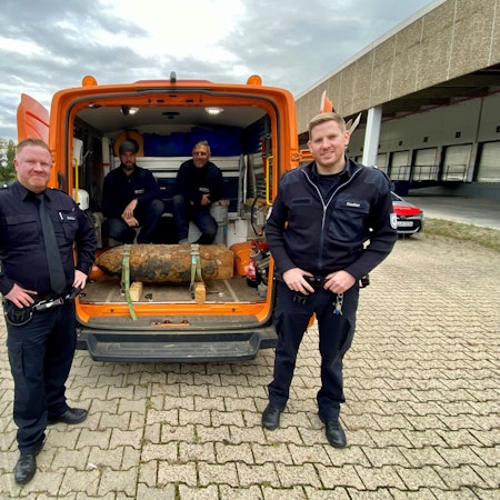 Die entschärfte Bombe von Köln-Eil am 1. Oktober 2024: Einsatzleiter Mike Kaledat (Ordnungsamt Stadt Köln), Michael Hilgers und Marcel Biewald vom Kampfmittelbeseitigungsdienst Rheinland der Bezirksregierung Düsseldorf, und Julian Günther (Ordnungsamt Stadt Köln).