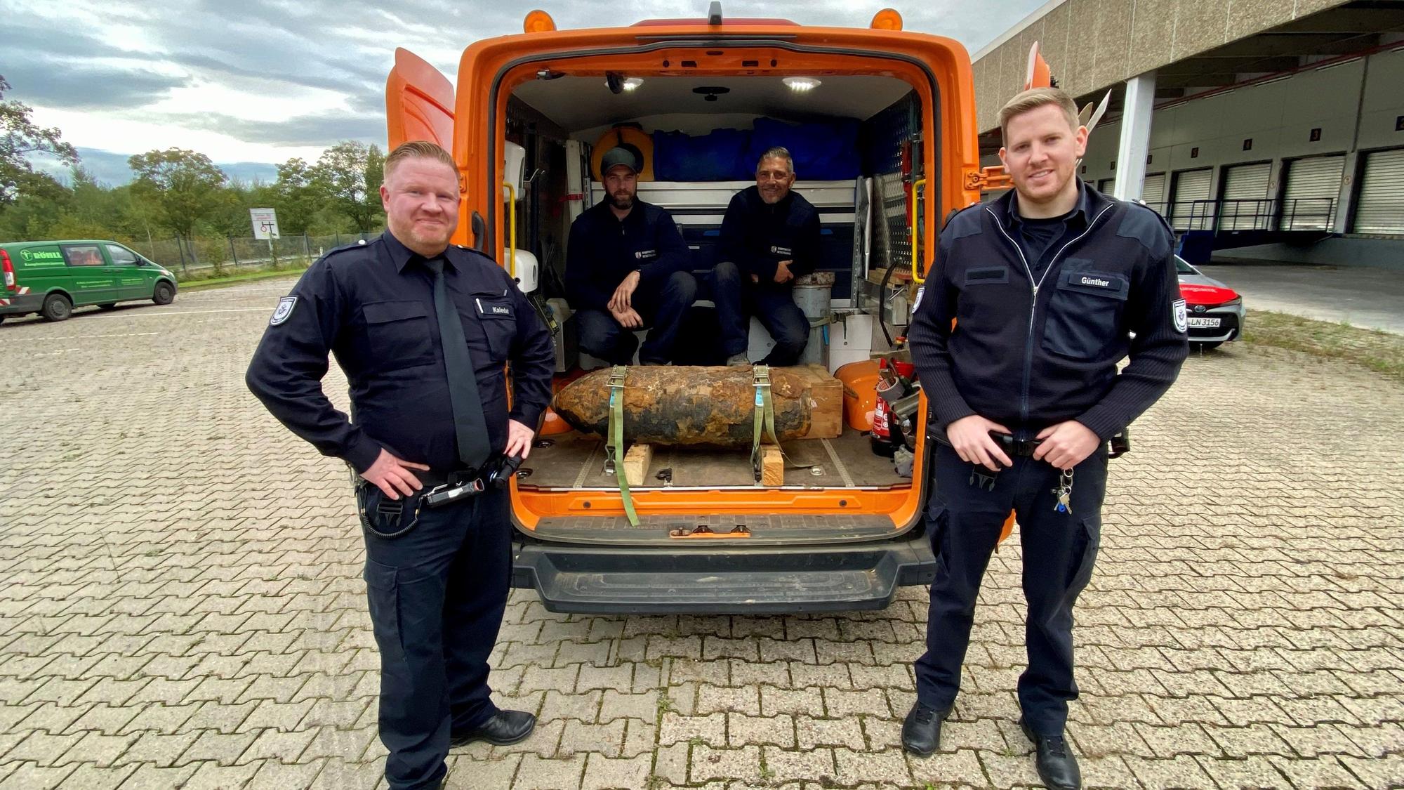Die entschärfte Bombe von Köln-Eil am 1. Oktober 2024: Einsatzleiter Mike Kaledat (Ordnungsamt Stadt Köln), Michael Hilgers und Marcel Biewald vom Kampfmittelbeseitigungsdienst Rheinland der Bezirksregierung Düsseldorf, und Julian Günther (Ordnungsamt Stadt Köln).