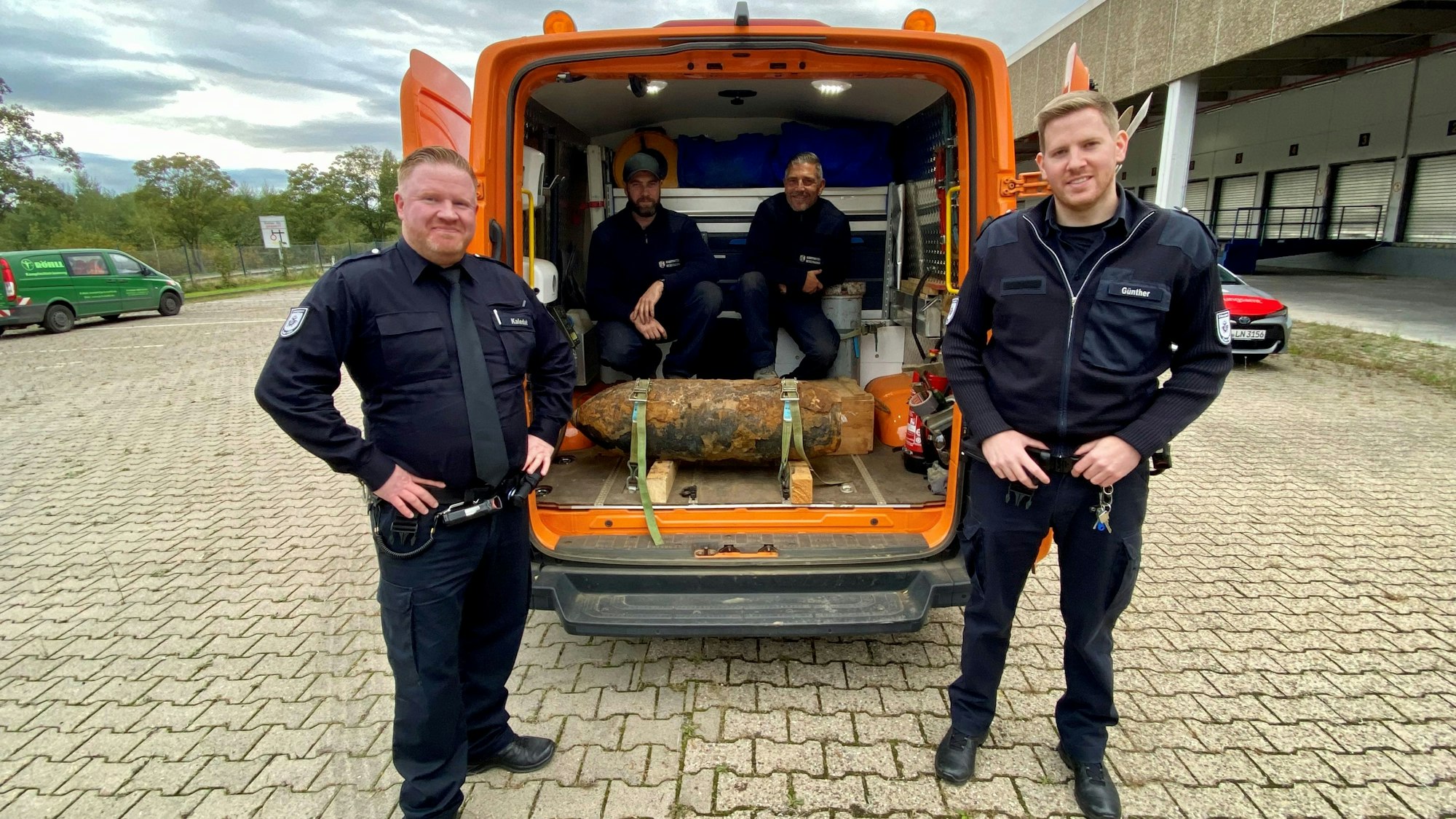 Die entschärfte Bombe von Köln-Eil am 1. Oktober 2024: Einsatzleiter Mike Kaledat (Ordnungsamt Stadt Köln), Michael Hilgers und Marcel Biewald vom Kampfmittelbeseitigungsdienst Rheinland der Bezirksregierung Düsseldorf, und Julian Günther (Ordnungsamt Stadt Köln).